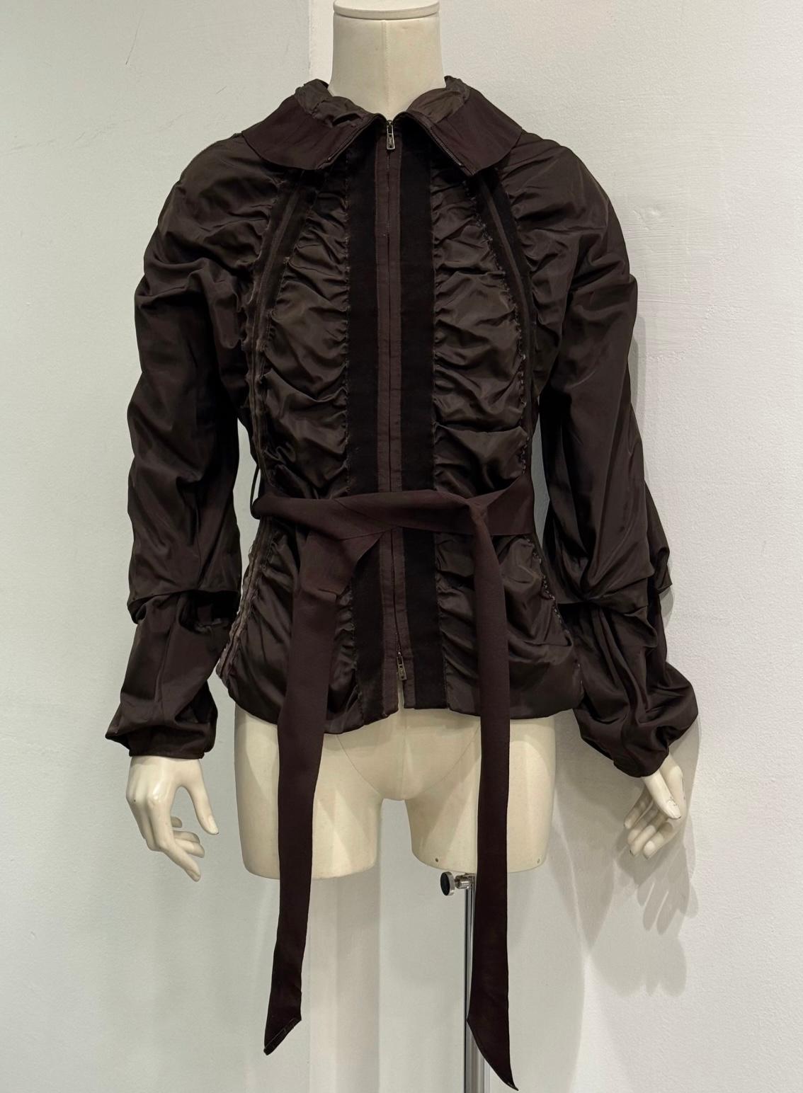 Noir A/W2002 Yves Saint Laurent by Tom Ford veste en velours ruché avec ceinture à nœuds en vente