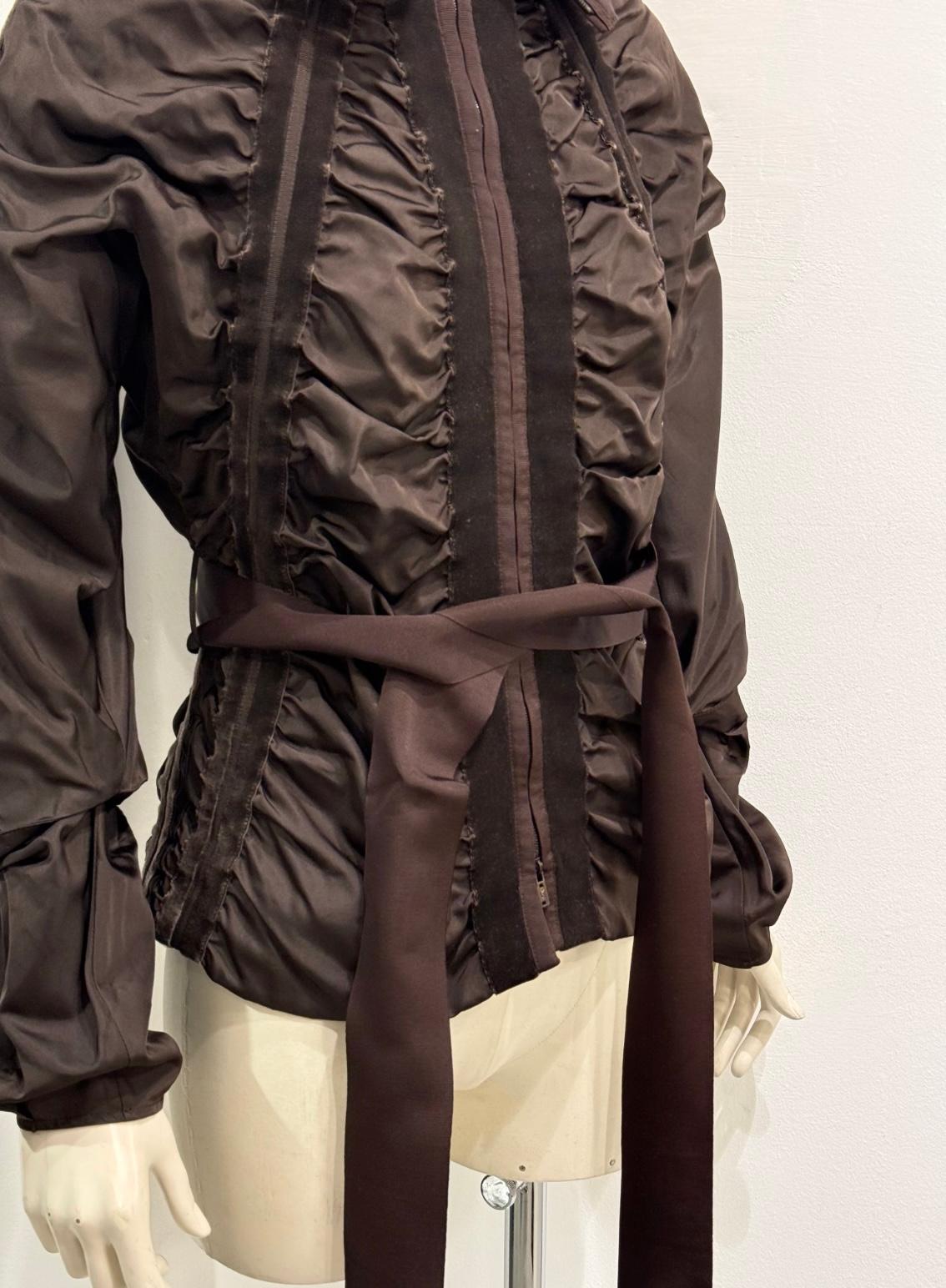 A/W2002 Yves Saint Laurent by Tom Ford veste en velours ruché avec ceinture à nœuds Excellent état - En vente à Milano, Lombardia