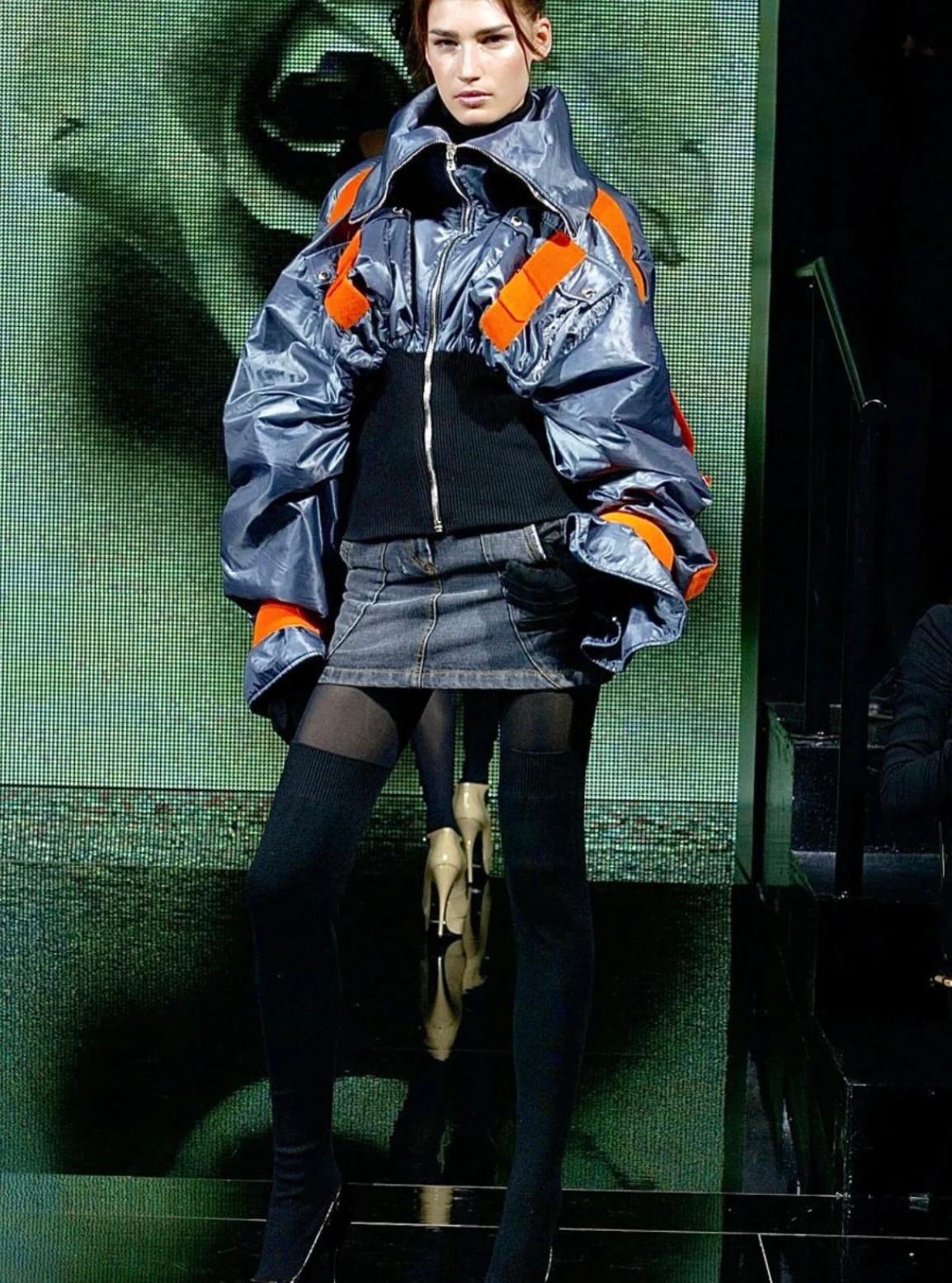 Dolce & Gabbana A/W 2003 - Veste d'aviateur en parachute de bondage

Pièce rare de la collection automne-hiver 2003 de Dolce & Gabbana, cette veste incarne l'approche expérimentale du début des années 2000 de la maison en matière de mode utilitaire