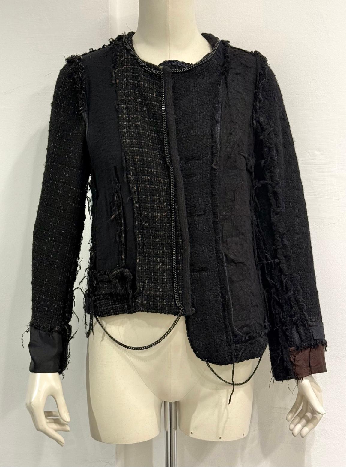 Maison Margiela A/W 2004 Veste artisanale reconstituée avec chaînes en métal

Une pièce de collection de la ligne Artisanal de Maison Margiela, automne/hiver 2004. Cette veste reconstruite incarne l'approche radicale de Margiela en matière de