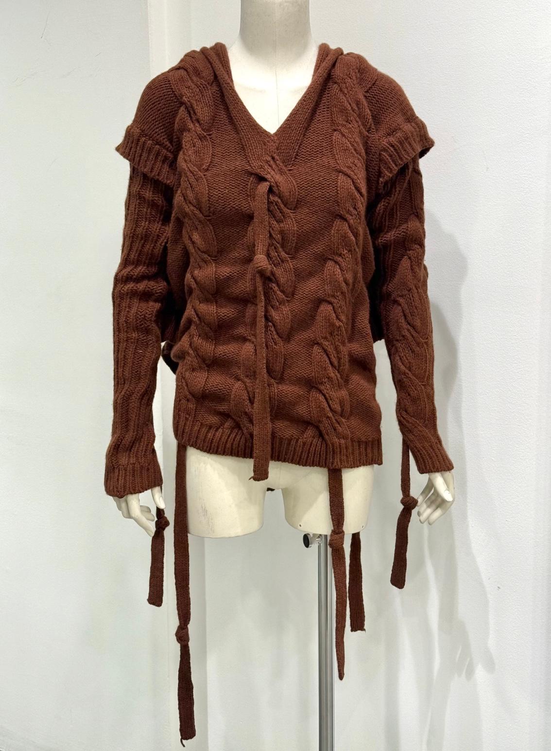 
Maglione con bretelle in maglia a cavi decostruiti Vivienne Westwood A/W2004

Questo maglione decostruito in maglia a cavi di Vivienne Westwood della collezione Autunno/Inverno 2004 è un capo audace e accogliente. Realizzato in lana marrone spessa,