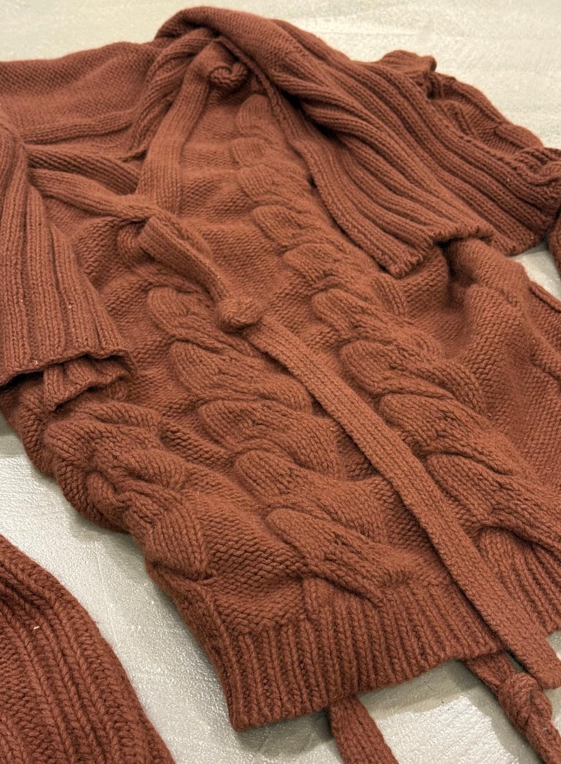 Marrone Maglione con bretelle in maglia a cavi decostruiti Vivienne Westwood A/W2004 in vendita