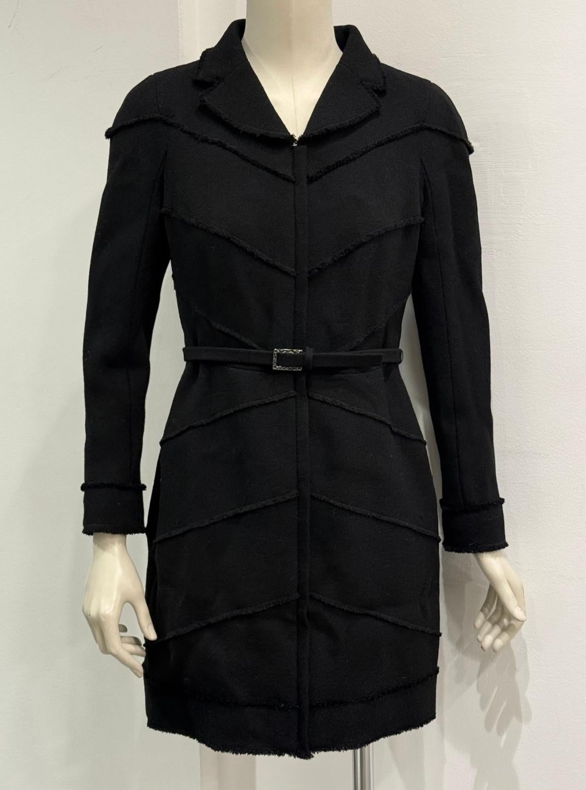 A/W2007 Chanel strukturierter Wollmantel mit Gürtel

Dieser Mantel von Chanel aus der Herbst/Winter-Kollektion 2007 ist aus strukturierter schwarzer Wolle gefertigt und mit mehrlagigen Einsätzen versehen, die die maßgeschneiderte Silhouette