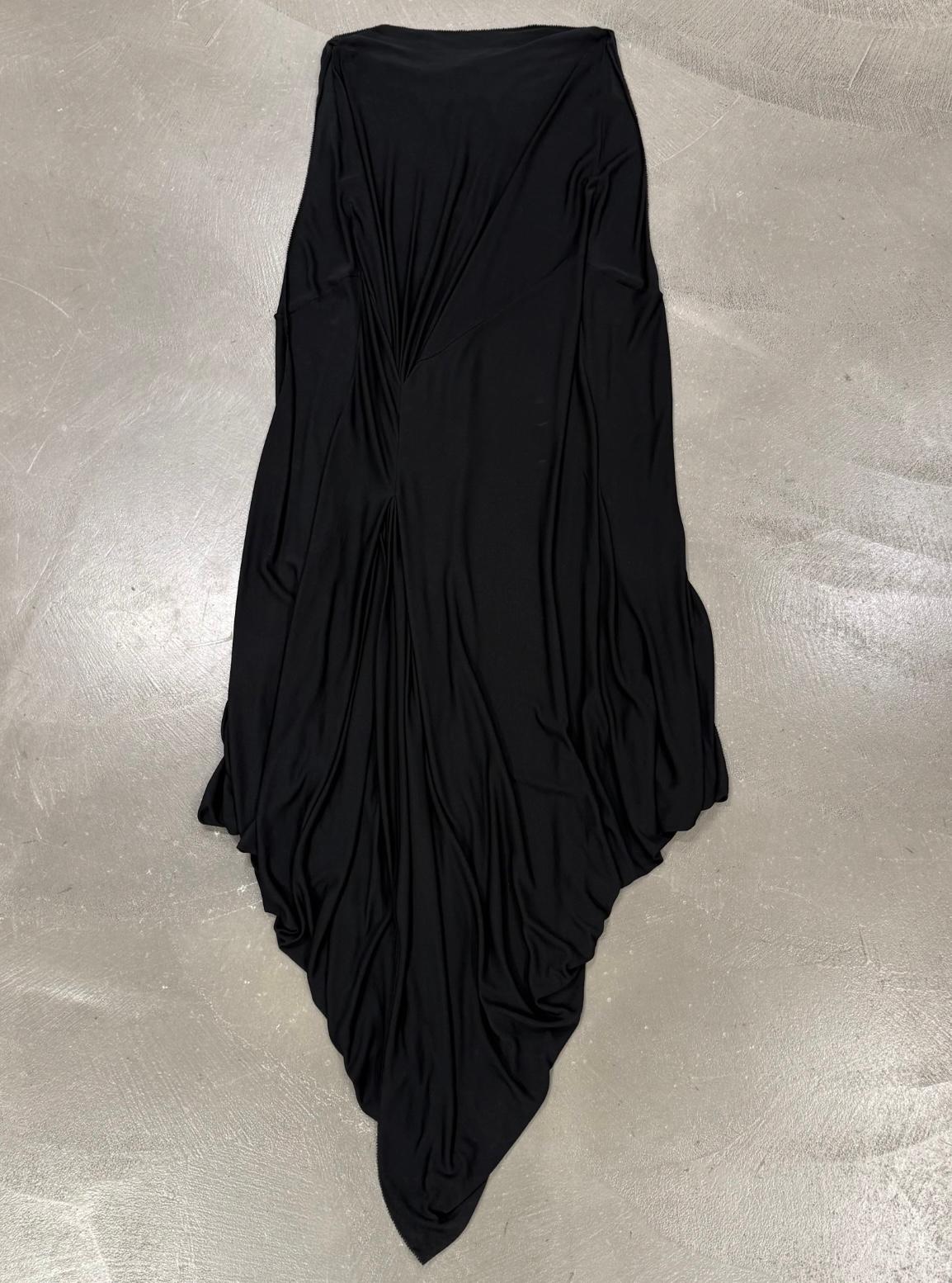 A/W2007 Jean Paul Gaultier défilé peinture robe longue déconstruite

Cette robe Jean Paul Gaultier de la collection automne-hiver 2007 présente une silhouette avant-gardiste, un drapé élégant et des détails picturaux distinctifs. Le buste est orné