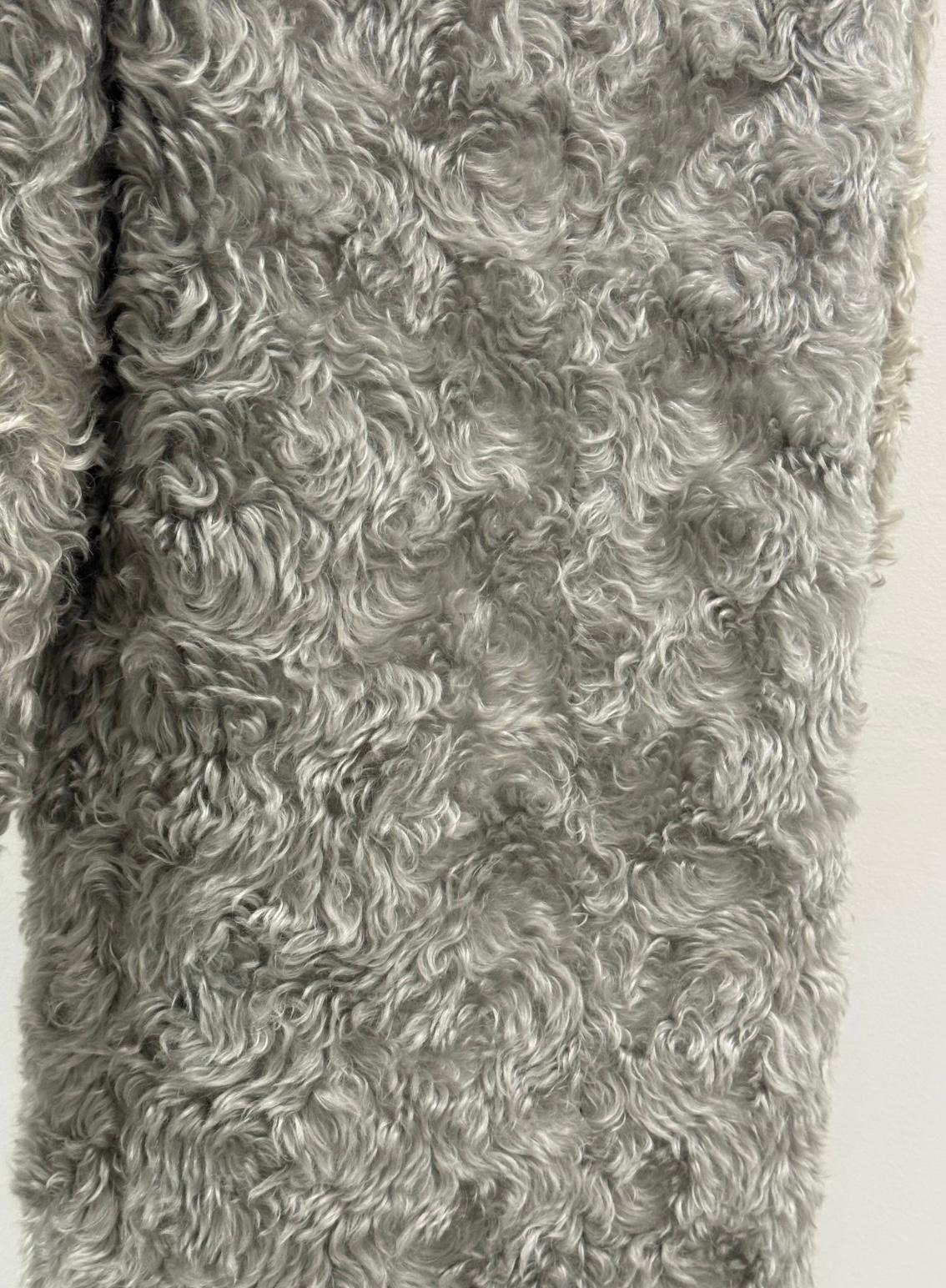 Prada desfile A/W2007 abrigo de piel sintética de mohair en venta 6