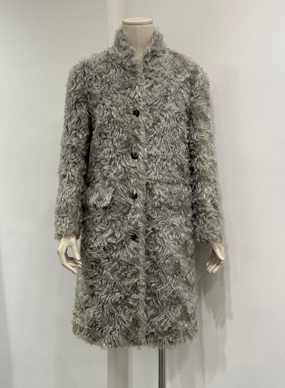 Abrigo de piel sintética de mohair en la pasarela de invierno

Este abrigo de mohair para pasarela presenta un acabado de piel sintética con una rica textura, una silueta alargada y una estructura escultural. Dramático pero elegante, encarna el