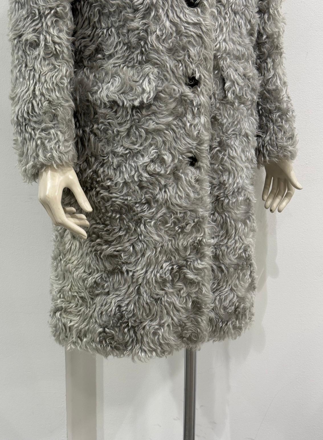 Prada desfile A/W2007 abrigo de piel sintética de mohair en Excelente estado para la venta en Milano, Lombardia