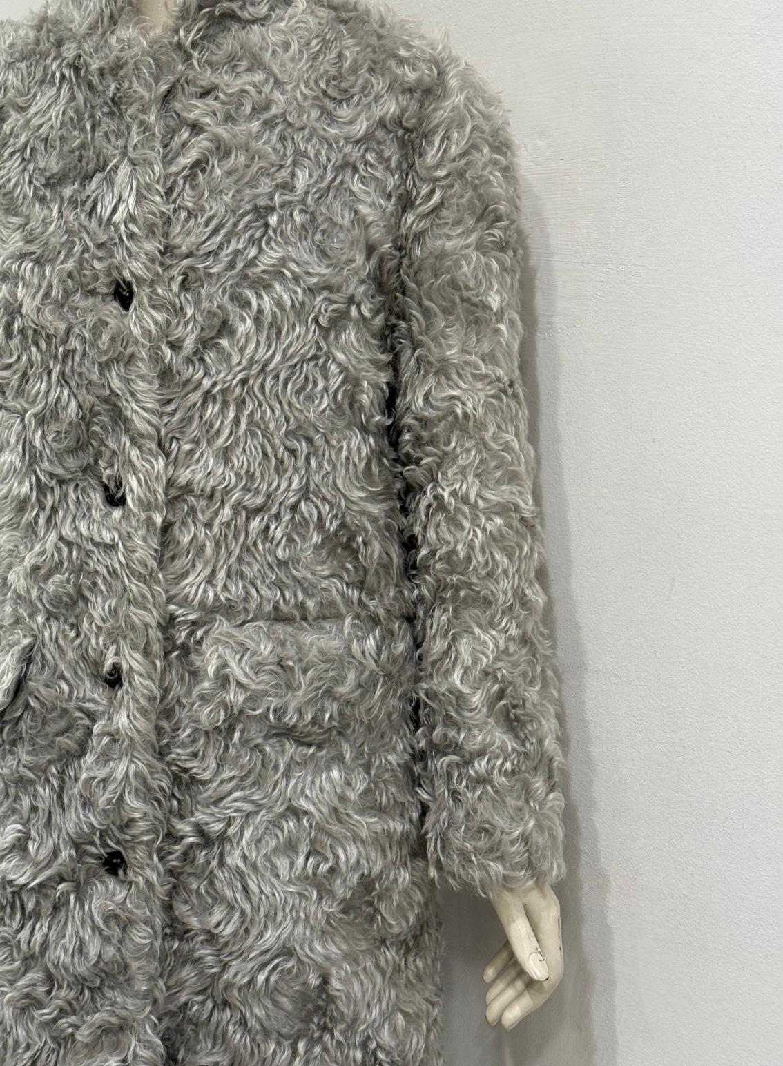 Prada desfile A/W2007 abrigo de piel sintética de mohair en venta 1