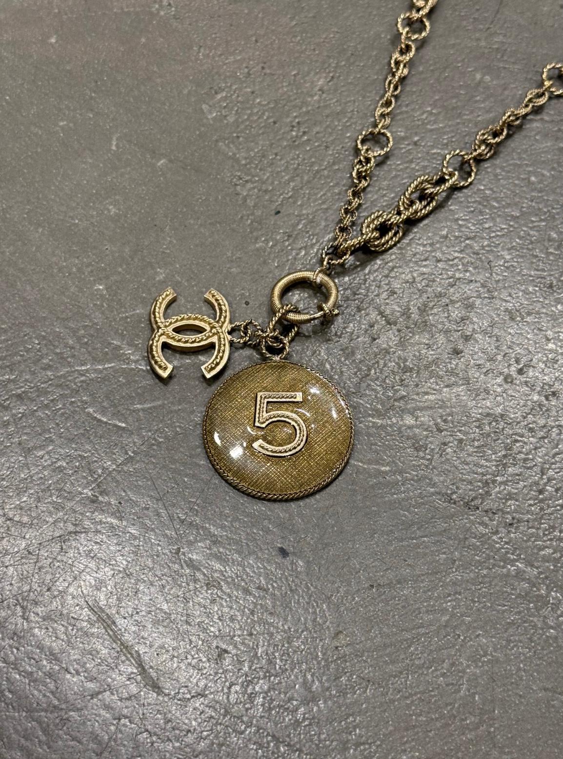 A/W2013 Chanel n5 collar de cadena de oro en Excelente estado para la venta en Milano, Lombardia