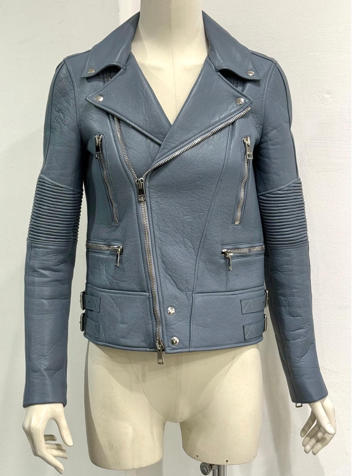 A/W2014 Gucci biker chaqueta de cuero

Chaqueta biker estructurada de la colección Otoño/Invierno 2014 de Gucci, confeccionada en piel flexible de color azul claro. Presenta detalles acolchados en las mangas, múltiples bolsillos con cremallera y un