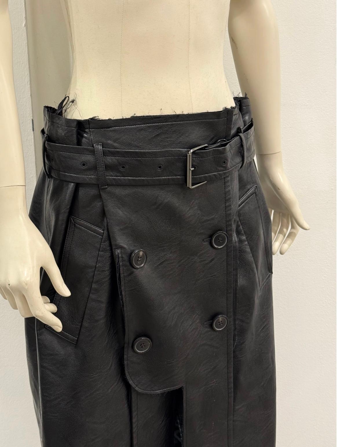 Falda deconstruida de la pasarela A/W 2019 de Maison Margiela

Esta falda de la colección de pasarela otoño/invierno 2019 de Maison Margiela muestra el enfoque de sastrería deconstructiva de la casa. Confeccionado en suave piel negra, presenta