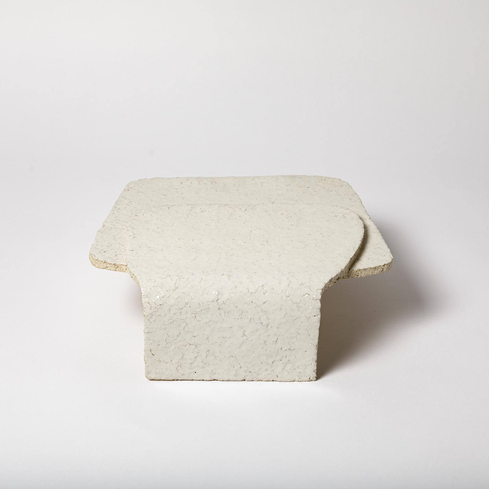 Beaux-Arts Applique in ceramica con decorazione a smalto bianco di Denis Castaing, circa 2022 in vendita
