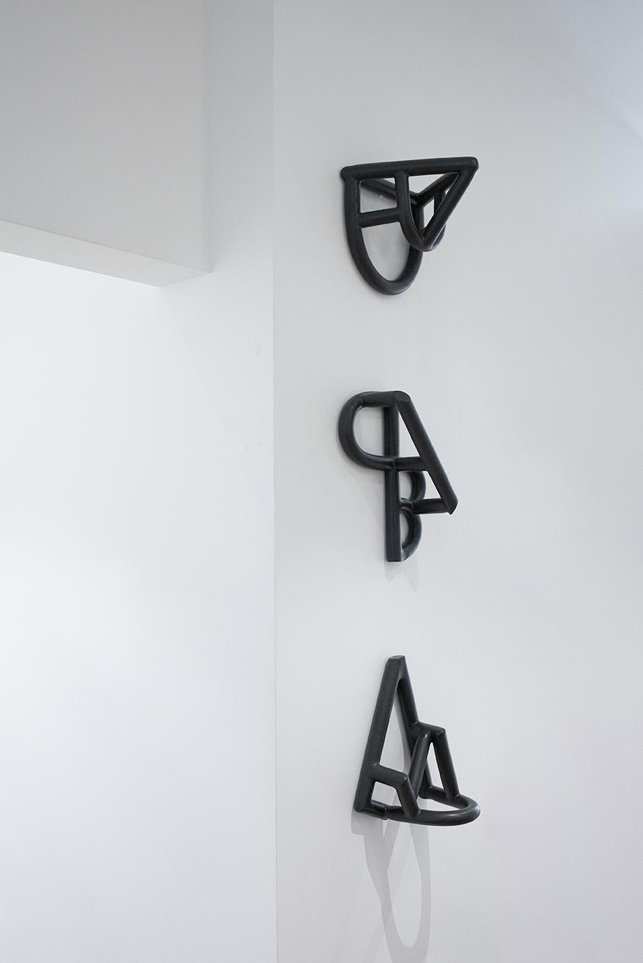 Escultura mural de cerámica de Clementine Dupré con decoración de esmalte negro-verde Siglo XXI y contemporáneo