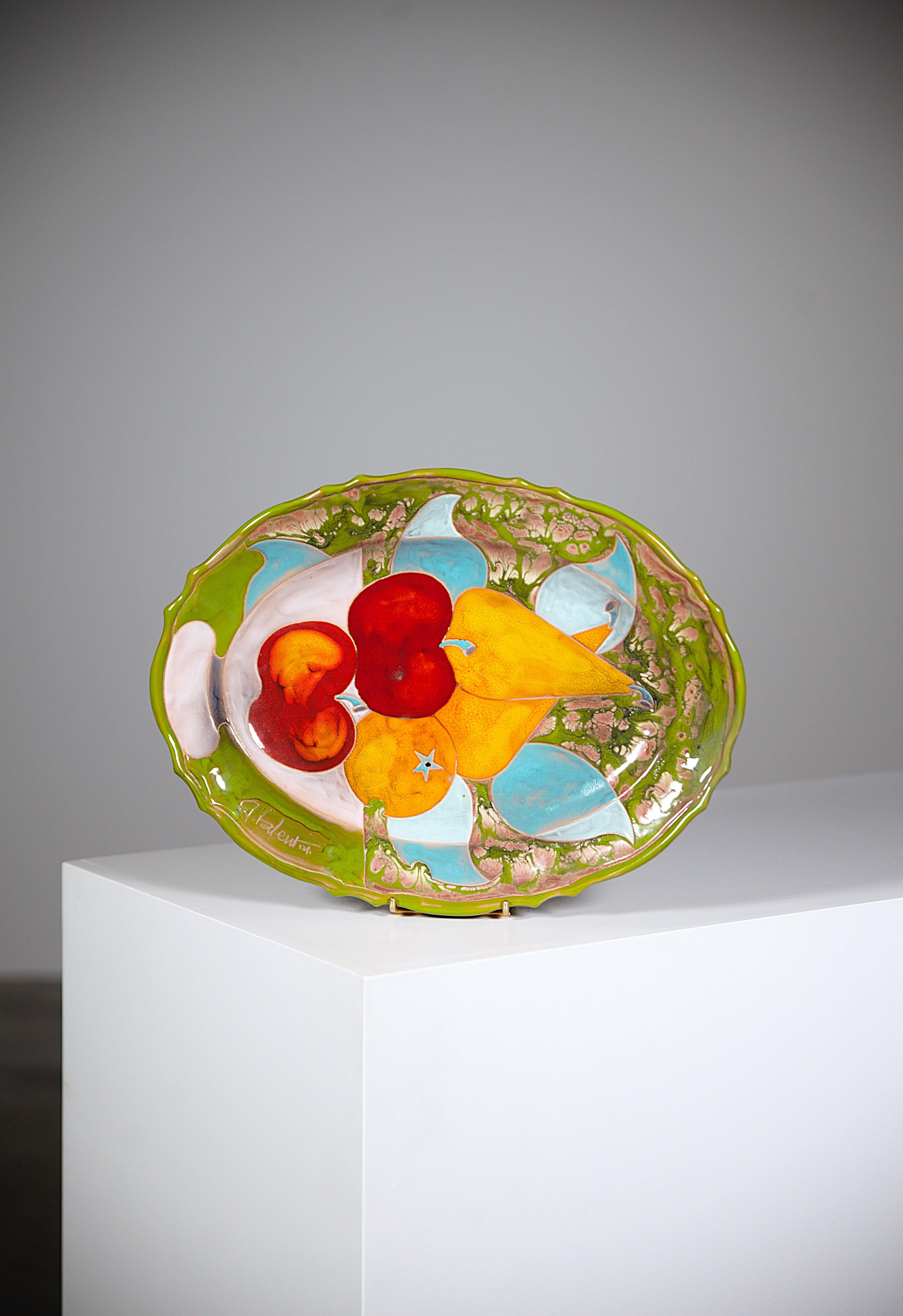 Piatto decorativo da parete di Gilbert Valentin Francia anni '70

Atelier A Les Archanges Vallauris

Come un quadro dai colori meravigliosi.

Condizioni perfette.