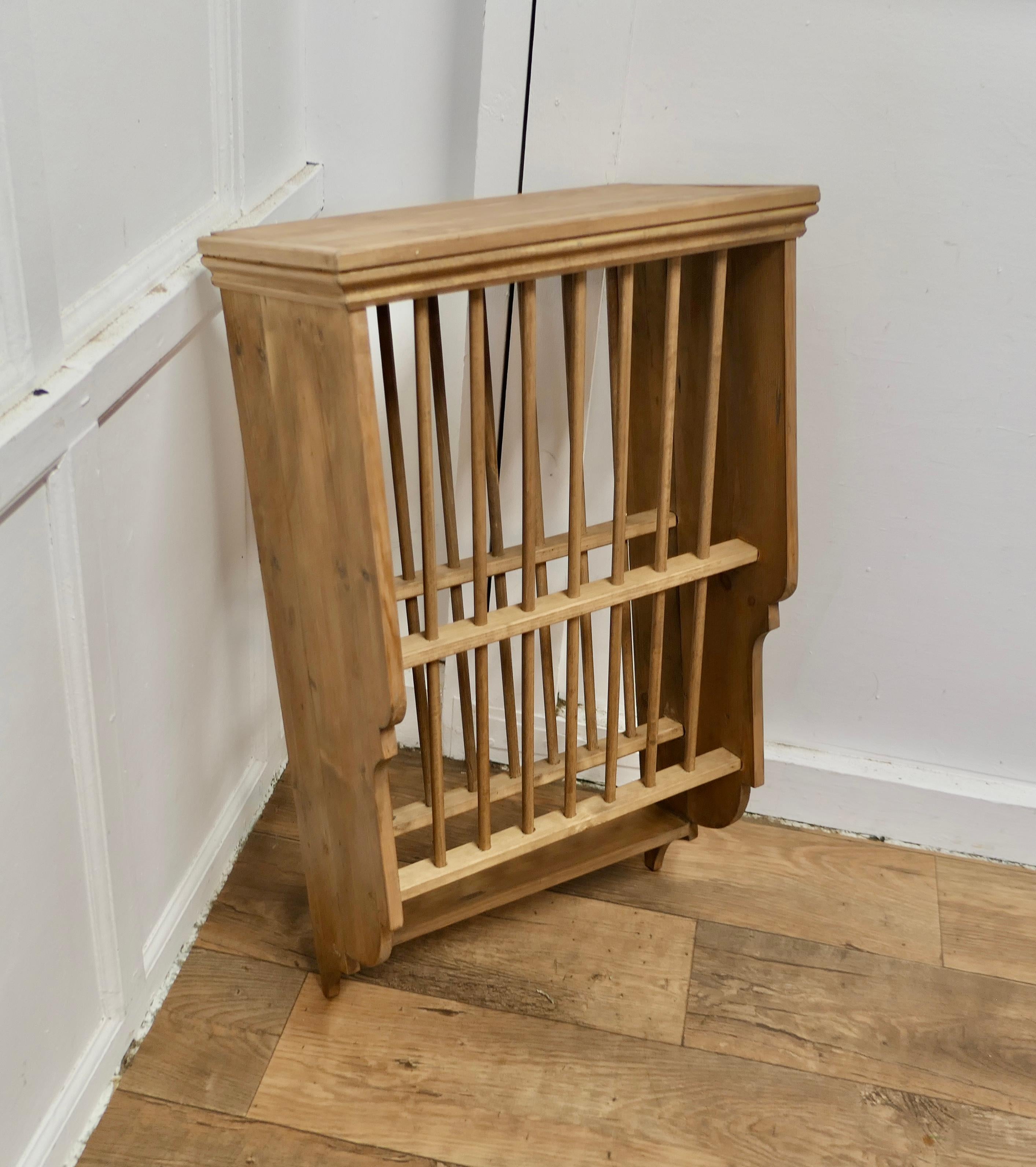 A Wall Hanging Pine Plate Rack   This useful piece hangs on the wall   In Good Condition For Sale In Chillerton, Isle of Wight