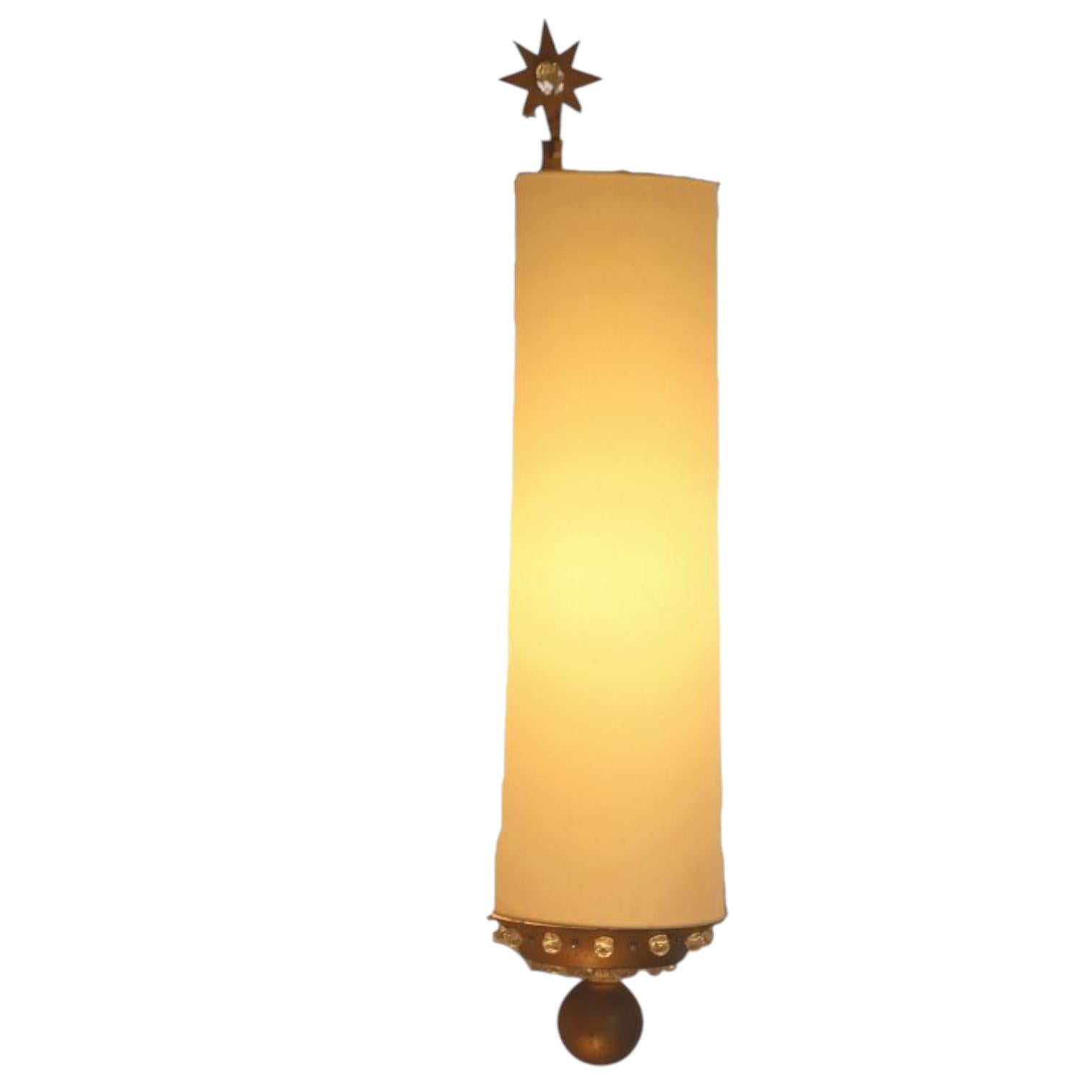A large gilded metal sconce decorated with resin beads. Lampshade in off-white paper redone. France 40s. 