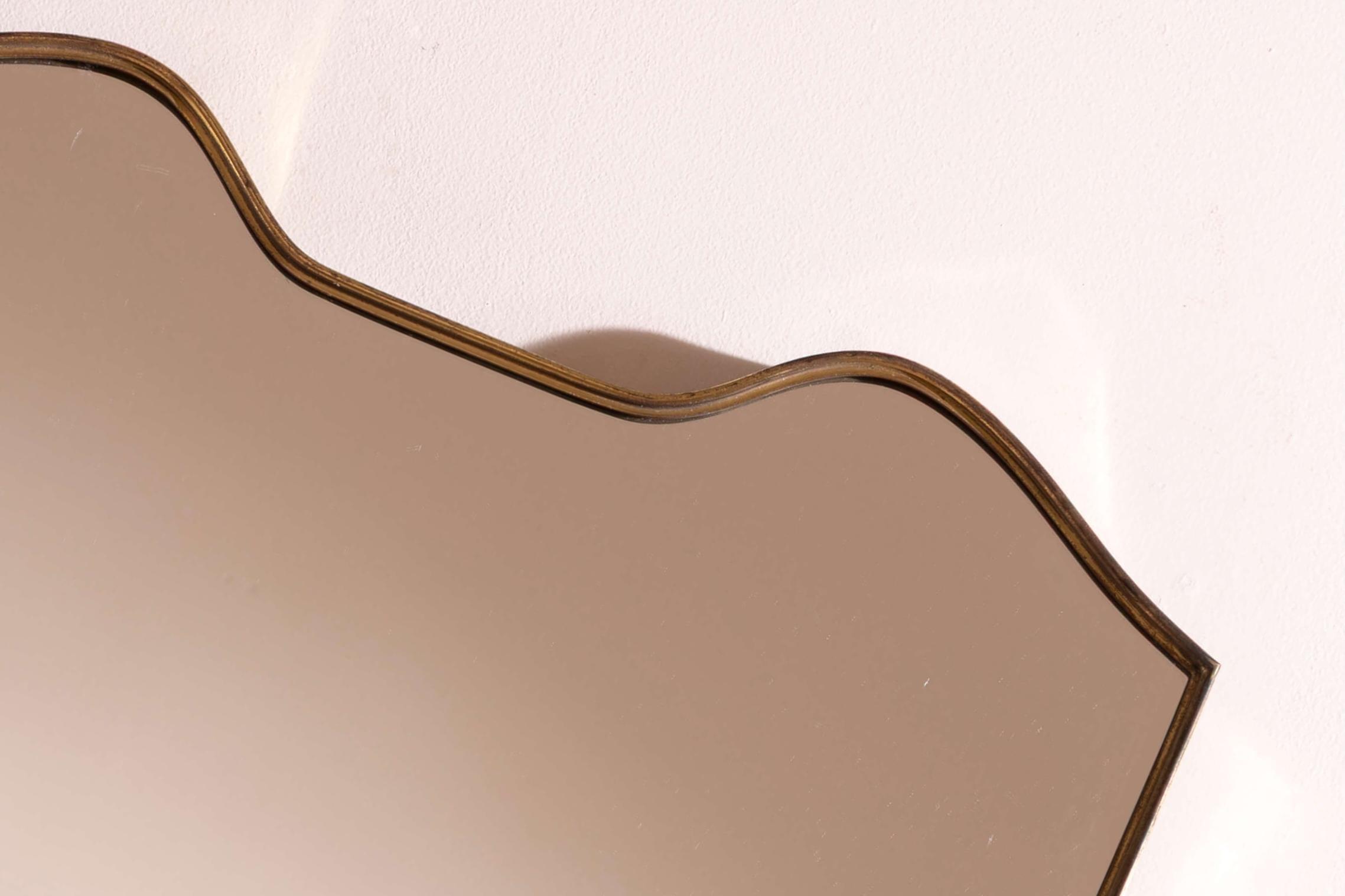 Mid-Century Modern Miroir mural avec cadre en laiton, Italie, années 1950. en vente