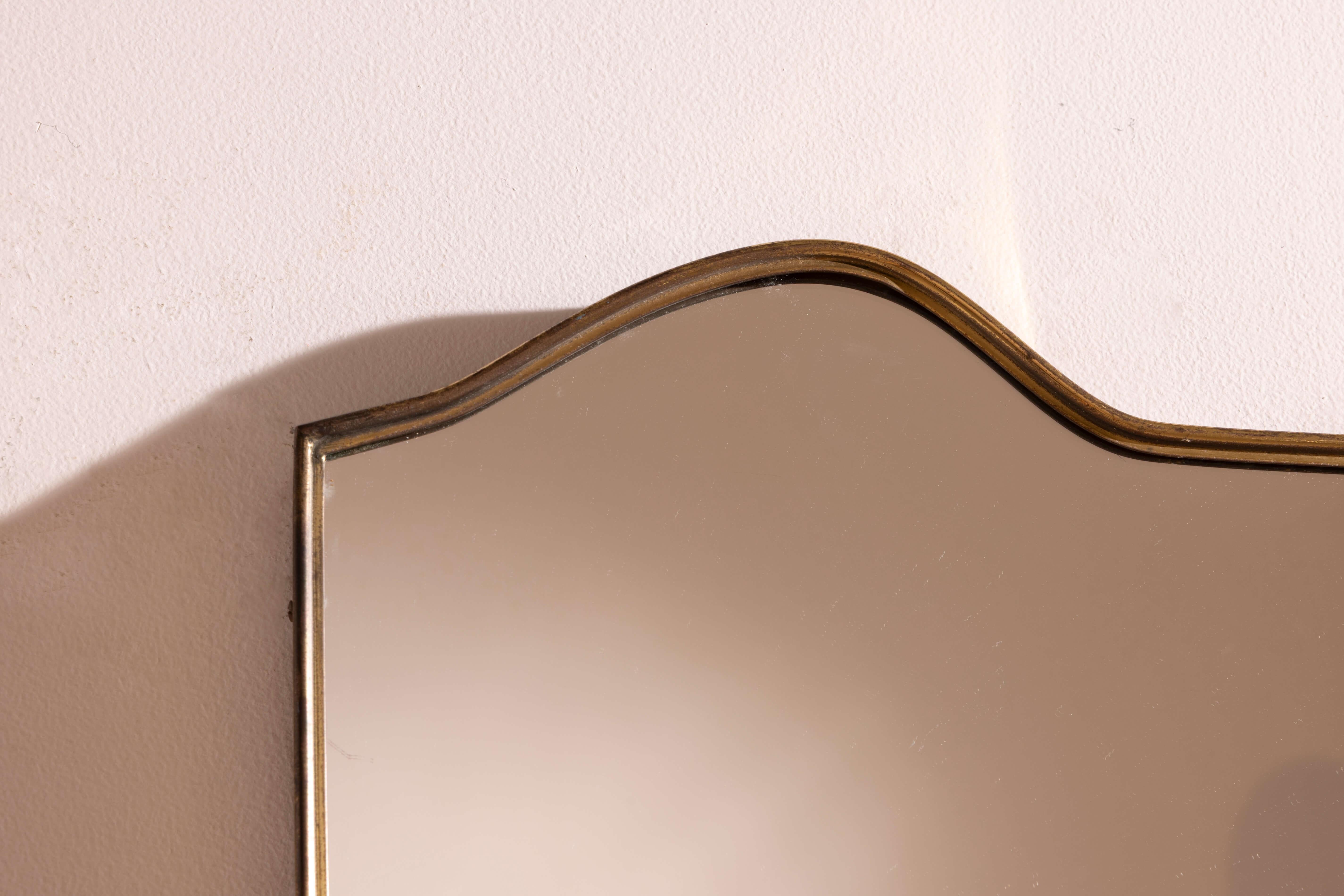 Laiton Miroir mural avec cadre en laiton, Italie, années 1950. en vente