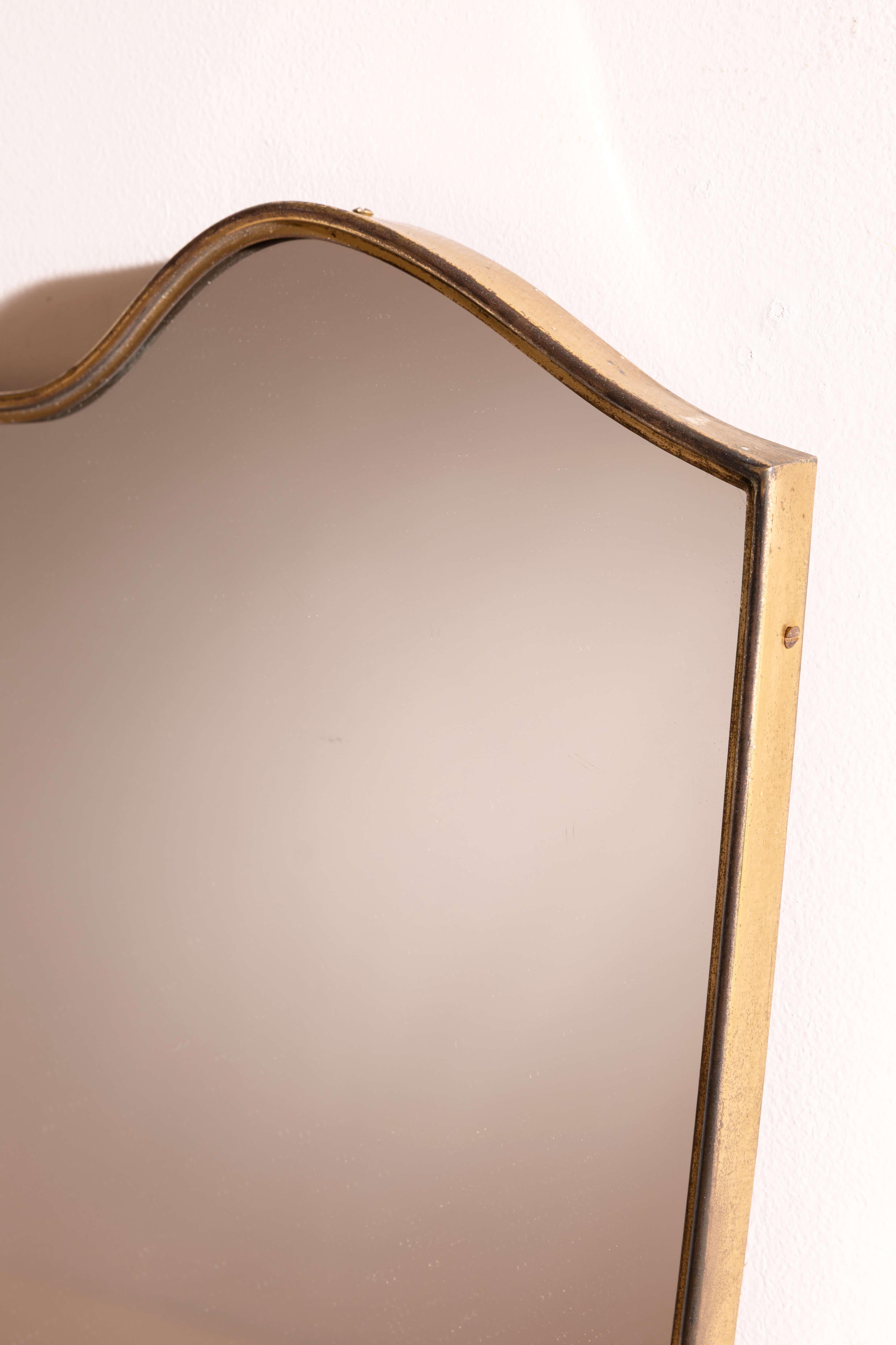 Miroir mural avec cadre en laiton, Italie, années 1950. en vente 1