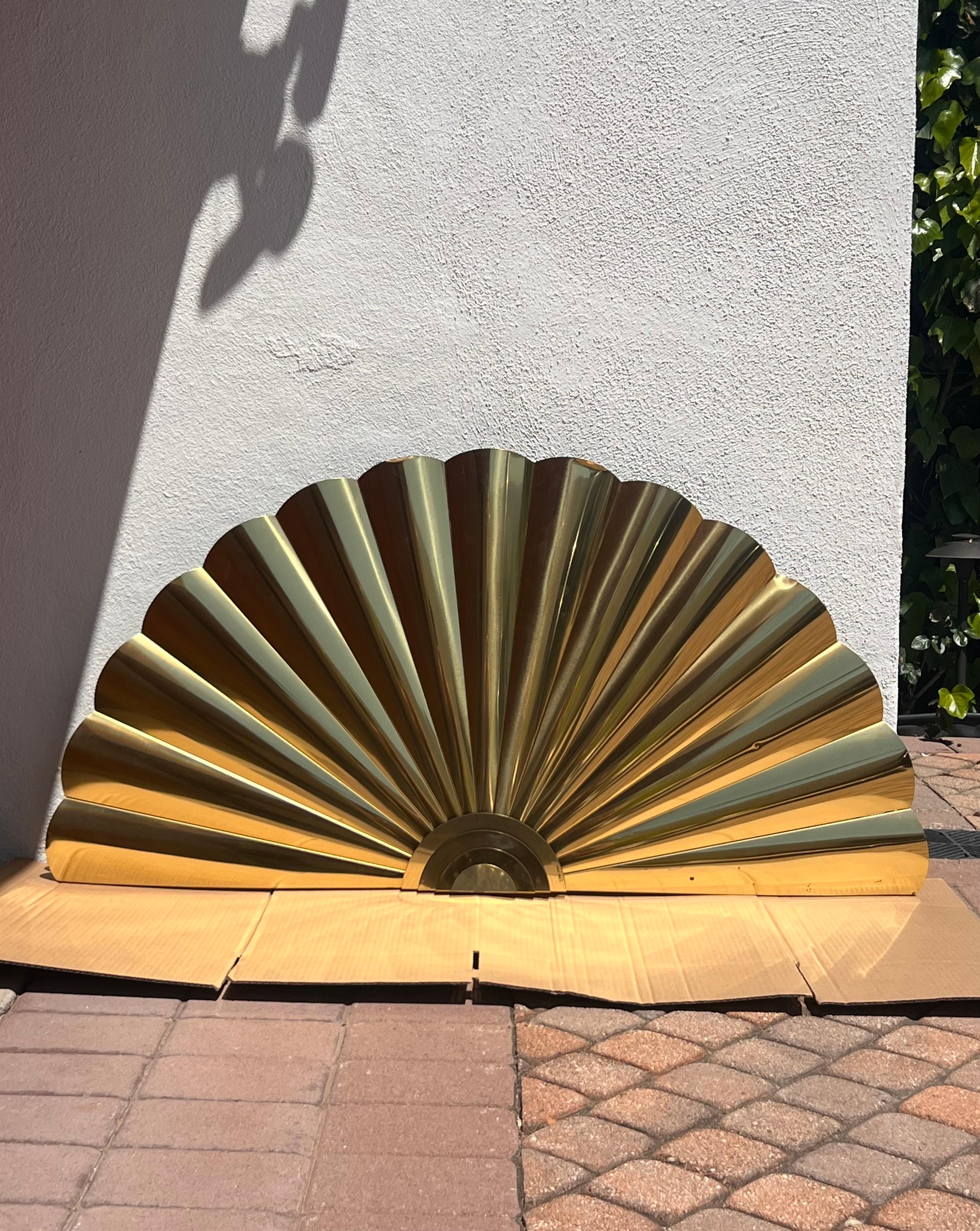 Escultura abanico mural de latón de Curtis Jeré, firmada, 1989 en venta 5