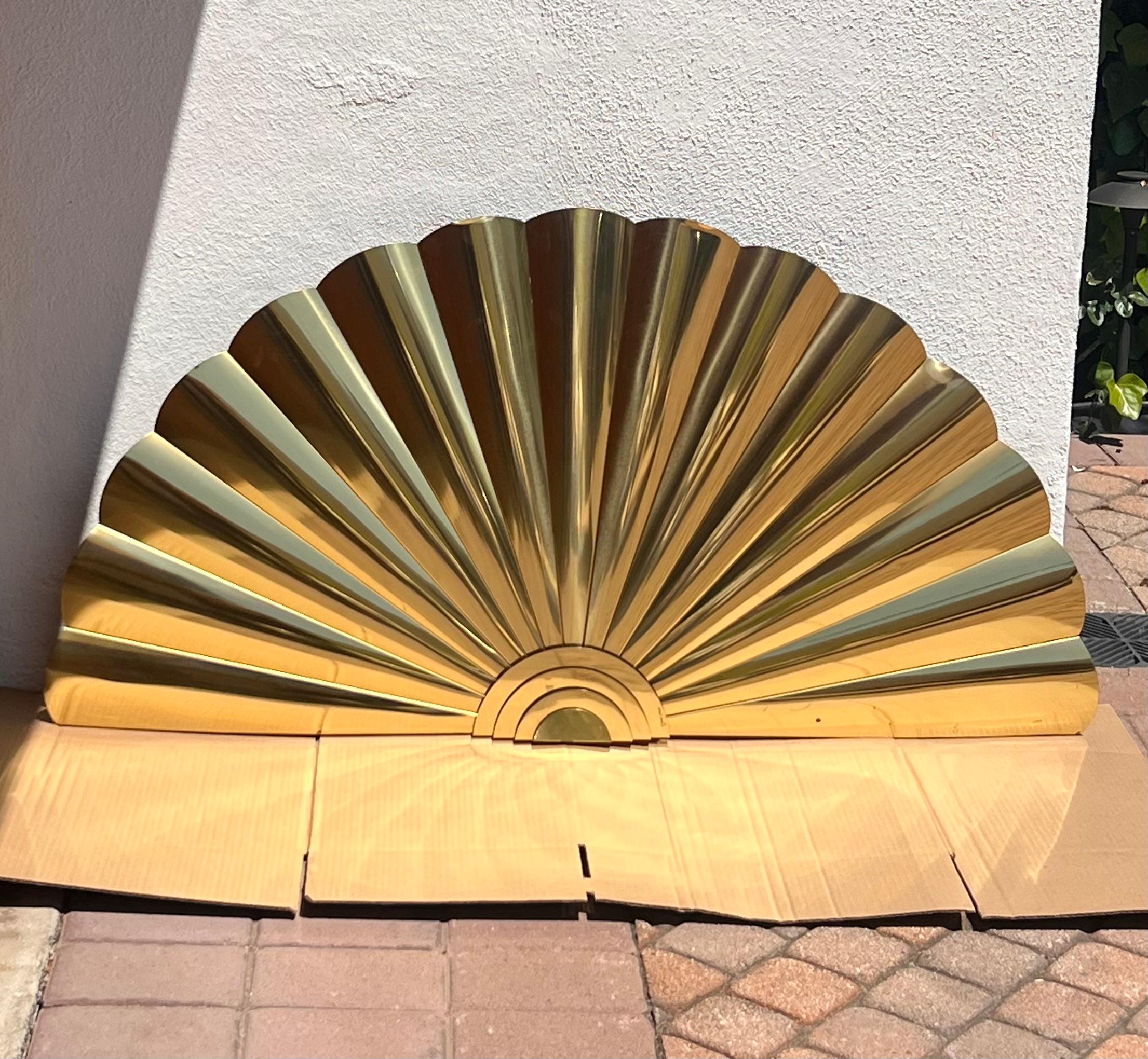Escultura abanico mural de latón de Curtis Jeré, firmada, 1989 en venta 12