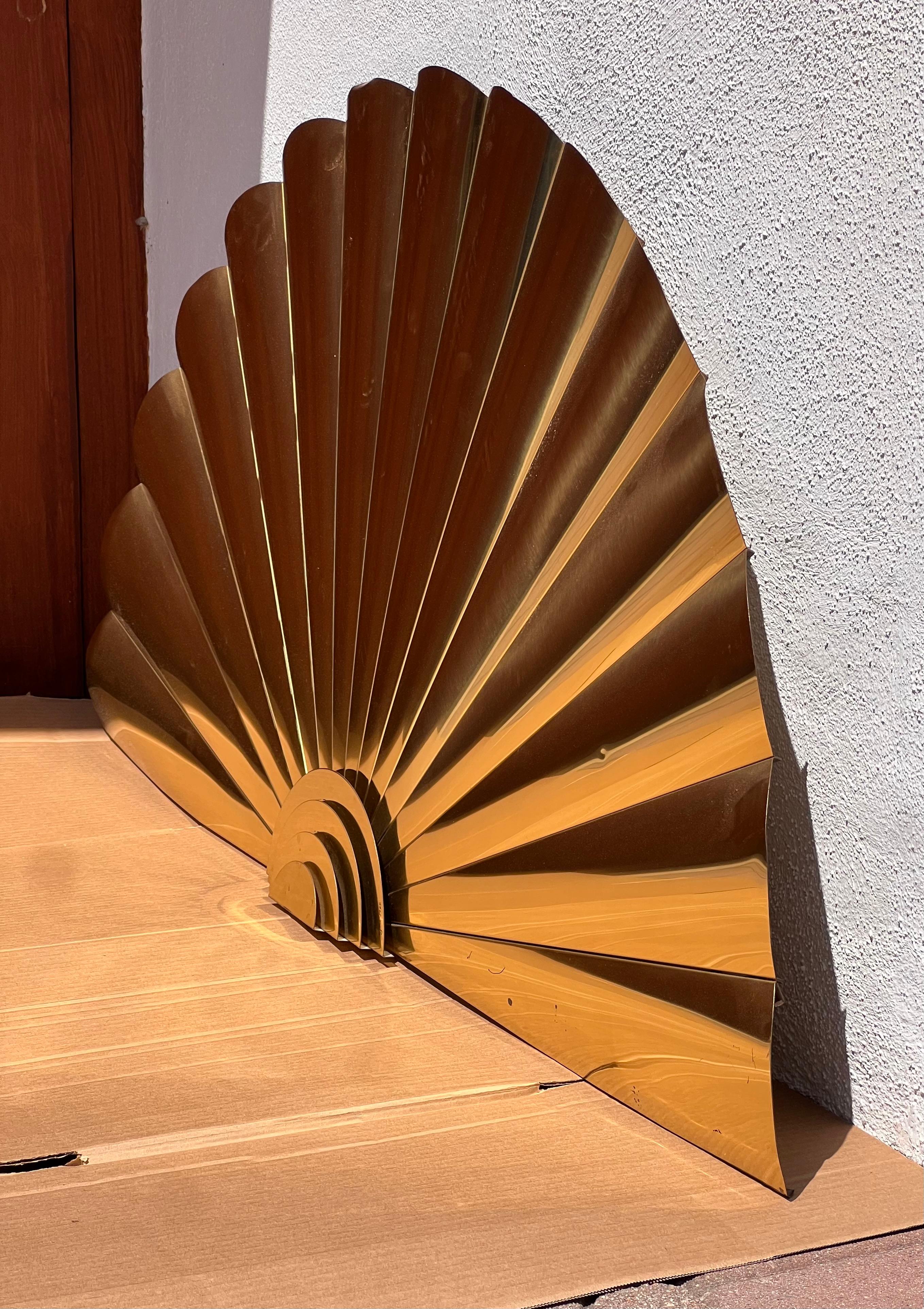 Una magnífica obra de arte -una escultura de pared- que representa un abanico, de Curtis Jeré, 1989. Fabricada totalmente a mano en latón, esta pieza viene con un certificado de autentificación y es una de las piezas más raras de la obra del