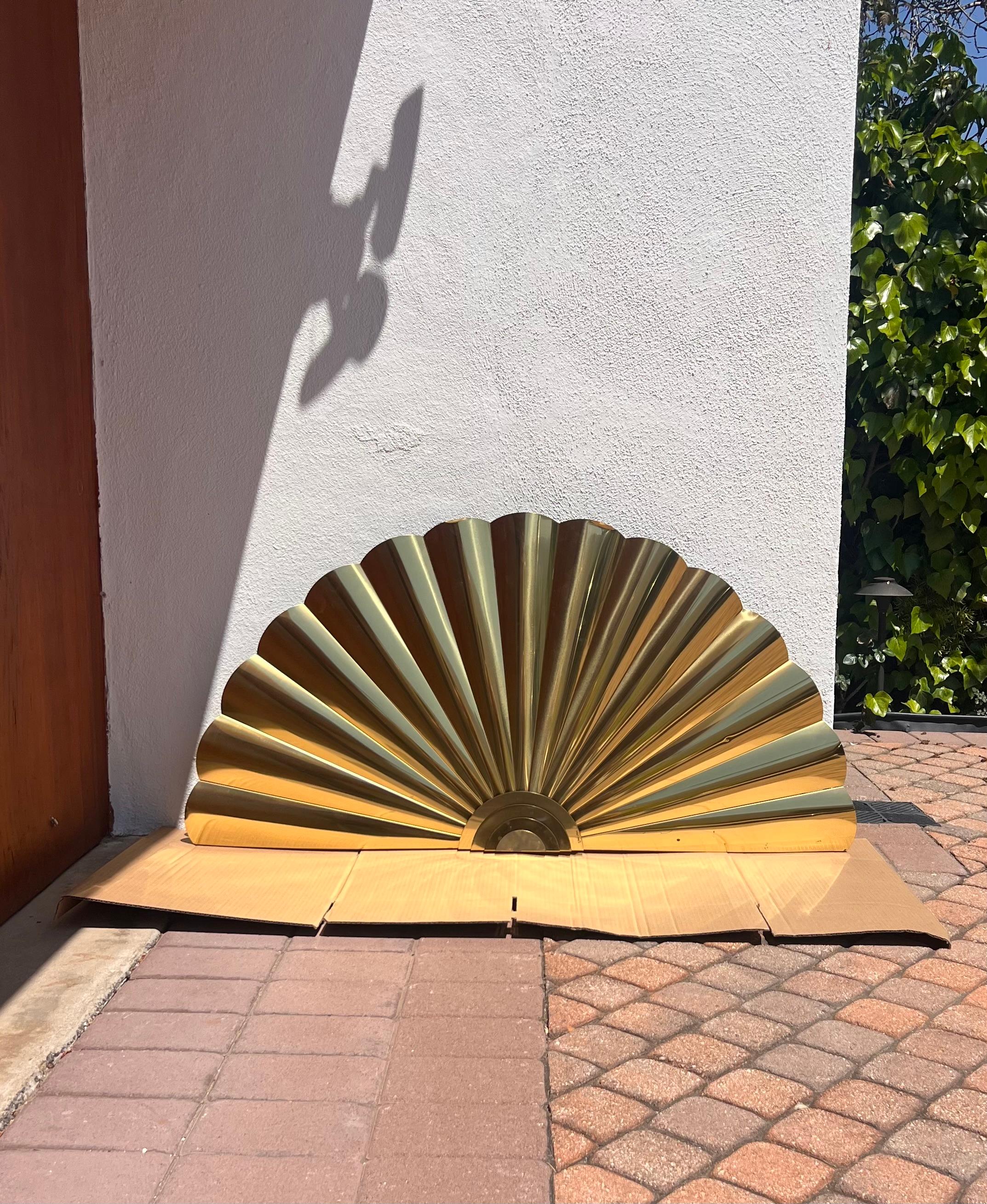Escultura abanico mural de latón de Curtis Jeré, firmada, 1989 en venta 14
