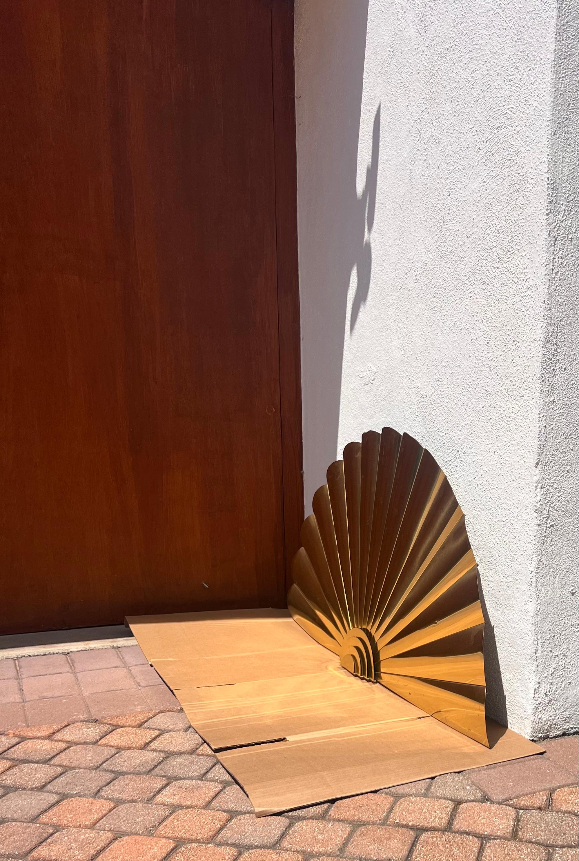 Escultura abanico mural de latón de Curtis Jeré, firmada, 1989 en venta 3