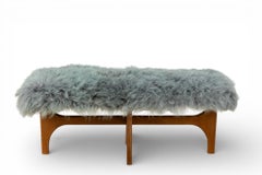 Un banco de nogal y piel de oveja