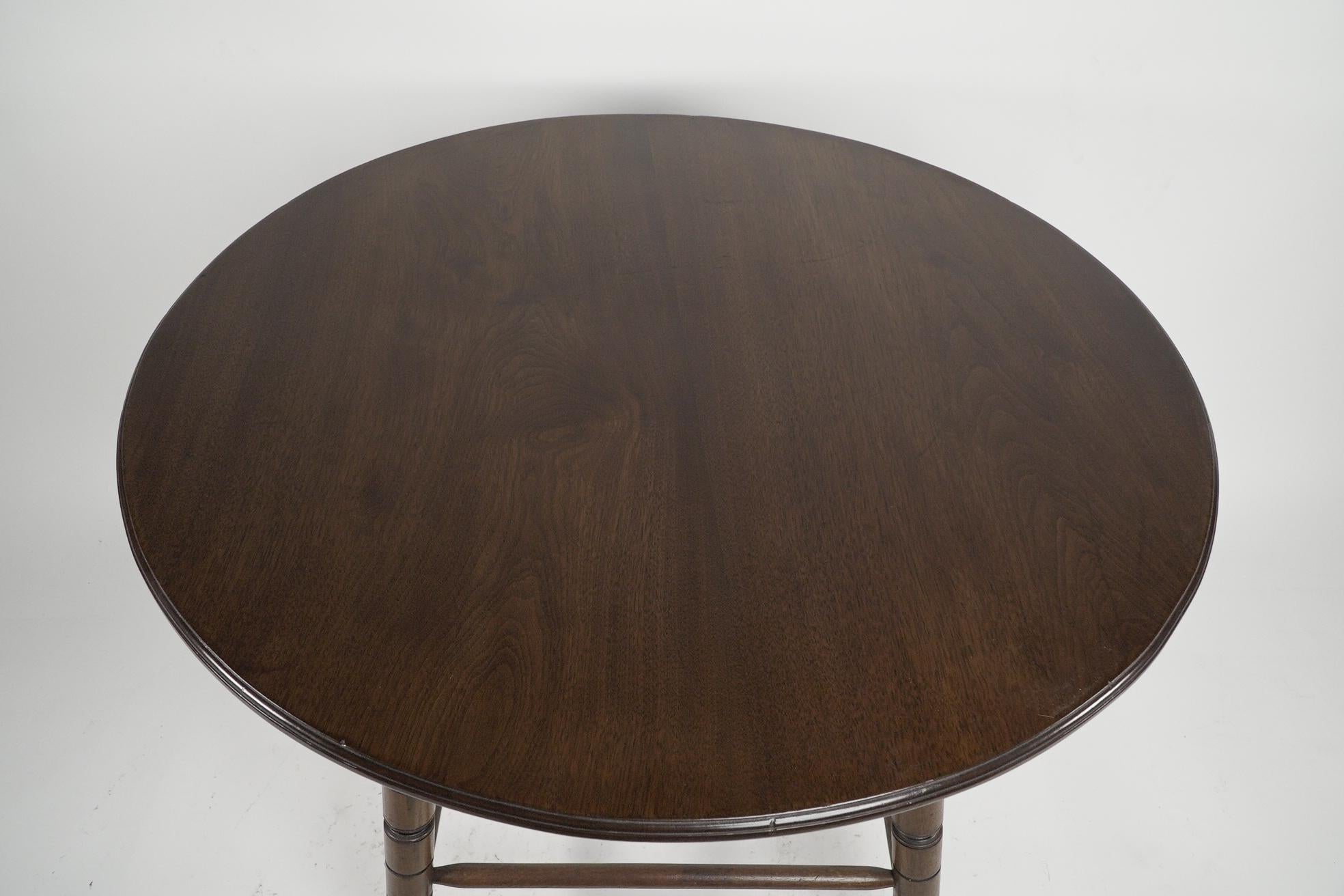 Aesthetic Movement Walnut centre table with incised circular details to the legs In Good Condition For Sale In London, GB
