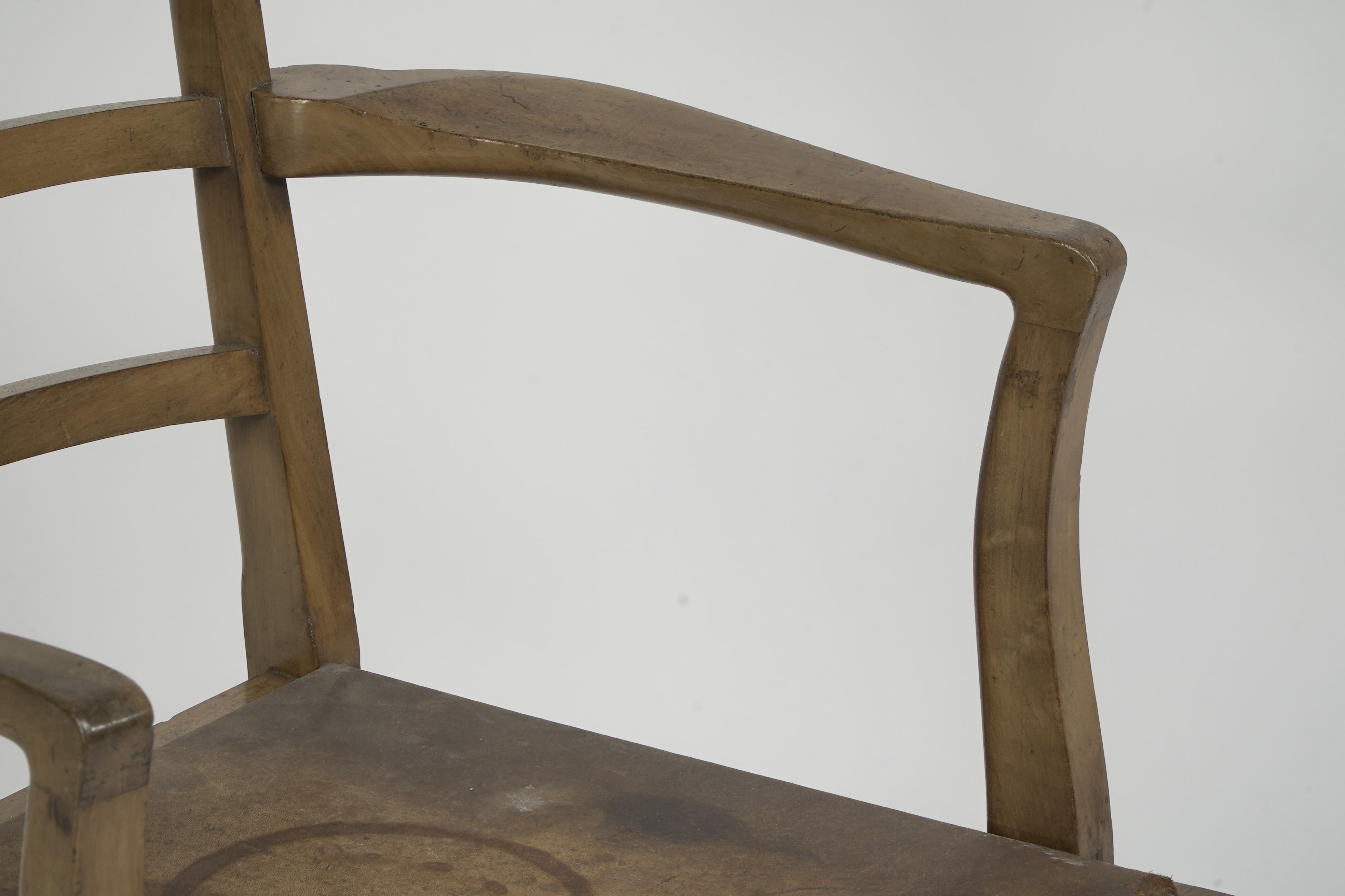 Heals attr, Ein Schreibtischstuhl oder Sessel aus Nussbaumholz mit abgerundeter Platte und Leiterrückenlehne. im Angebot 2