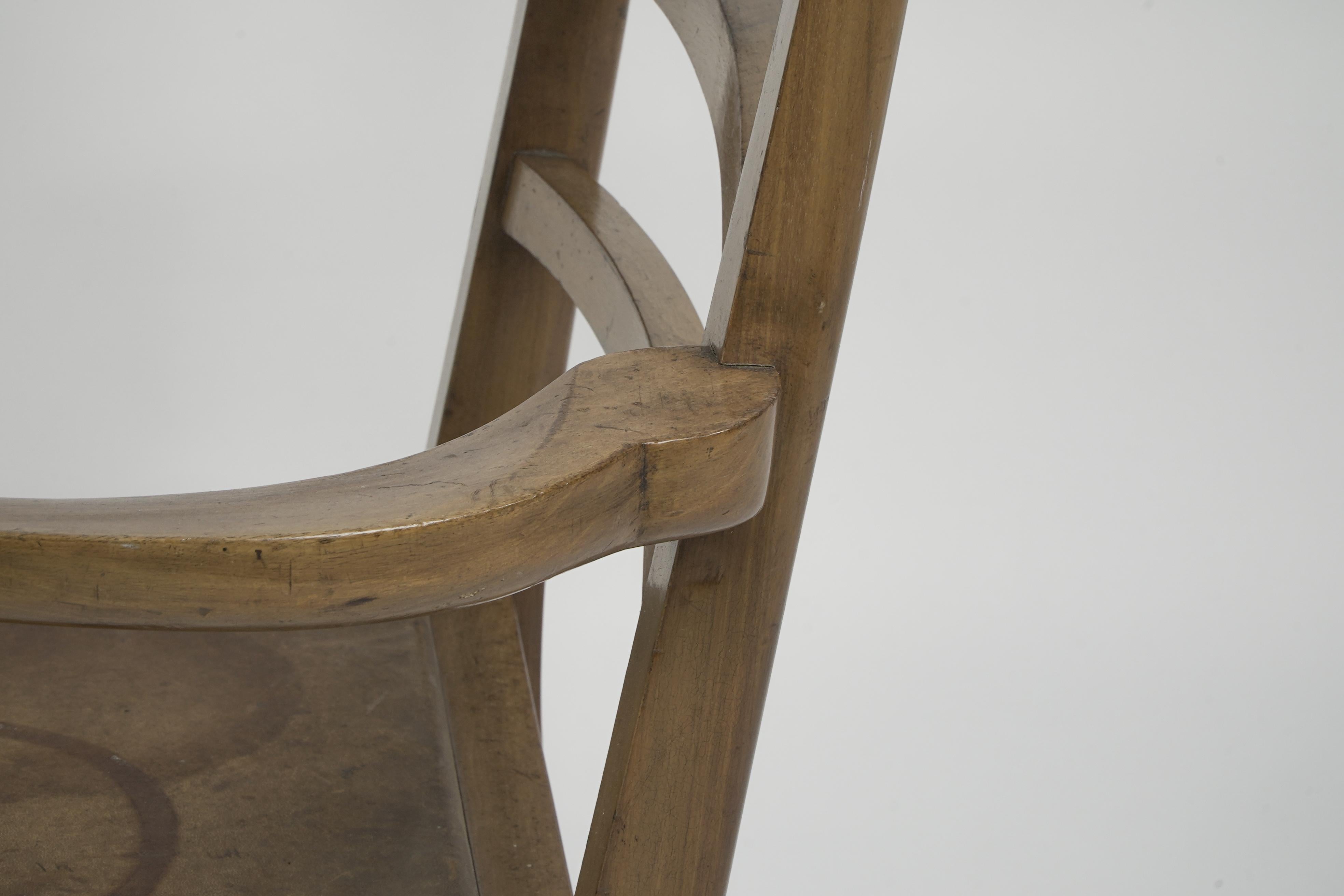 Heals attr, Ein Schreibtischstuhl oder Sessel aus Nussbaumholz mit abgerundeter Platte und Leiterrückenlehne. im Angebot 3
