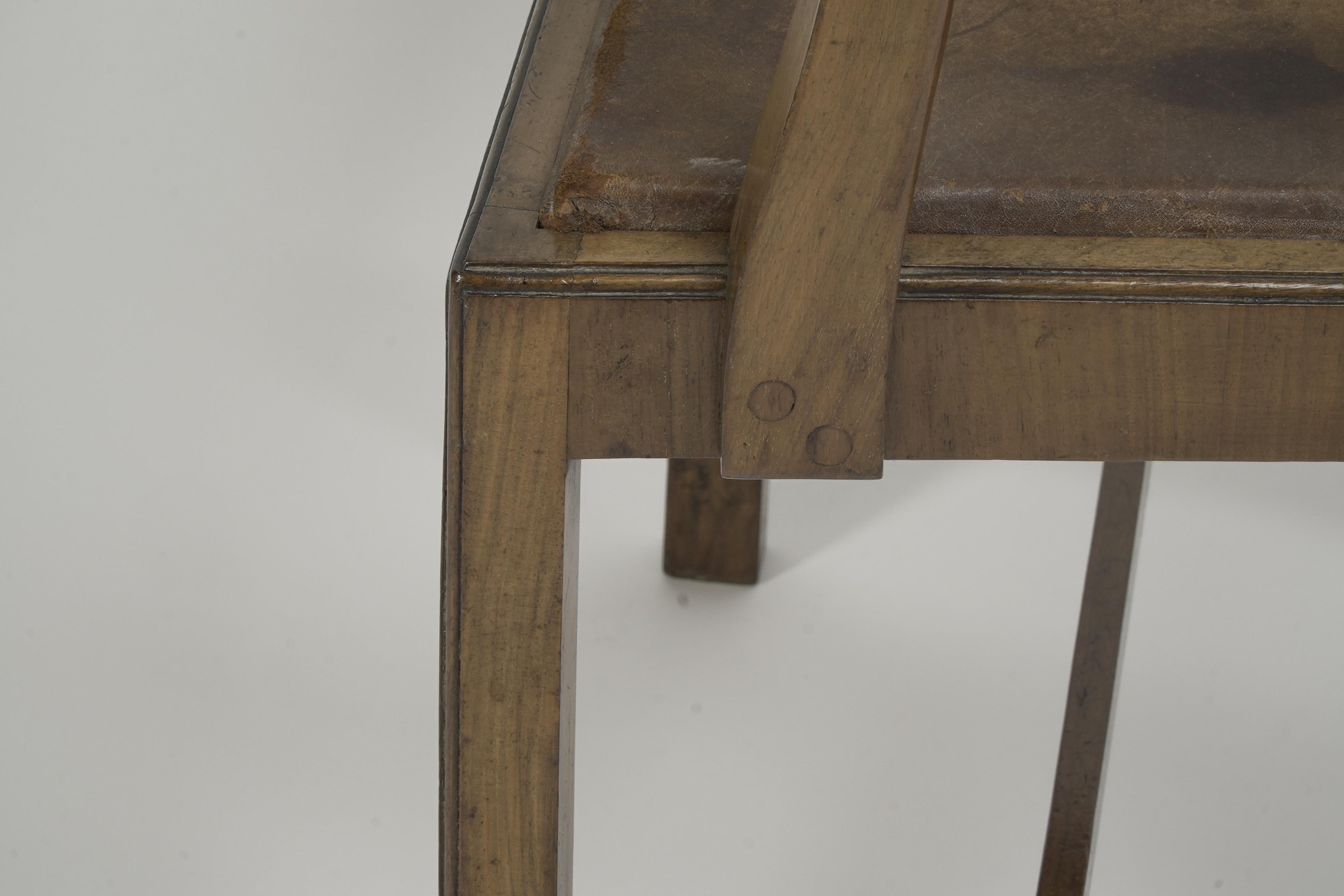 Heals attr, Ein Schreibtischstuhl oder Sessel aus Nussbaumholz mit abgerundeter Platte und Leiterrückenlehne. im Angebot 6