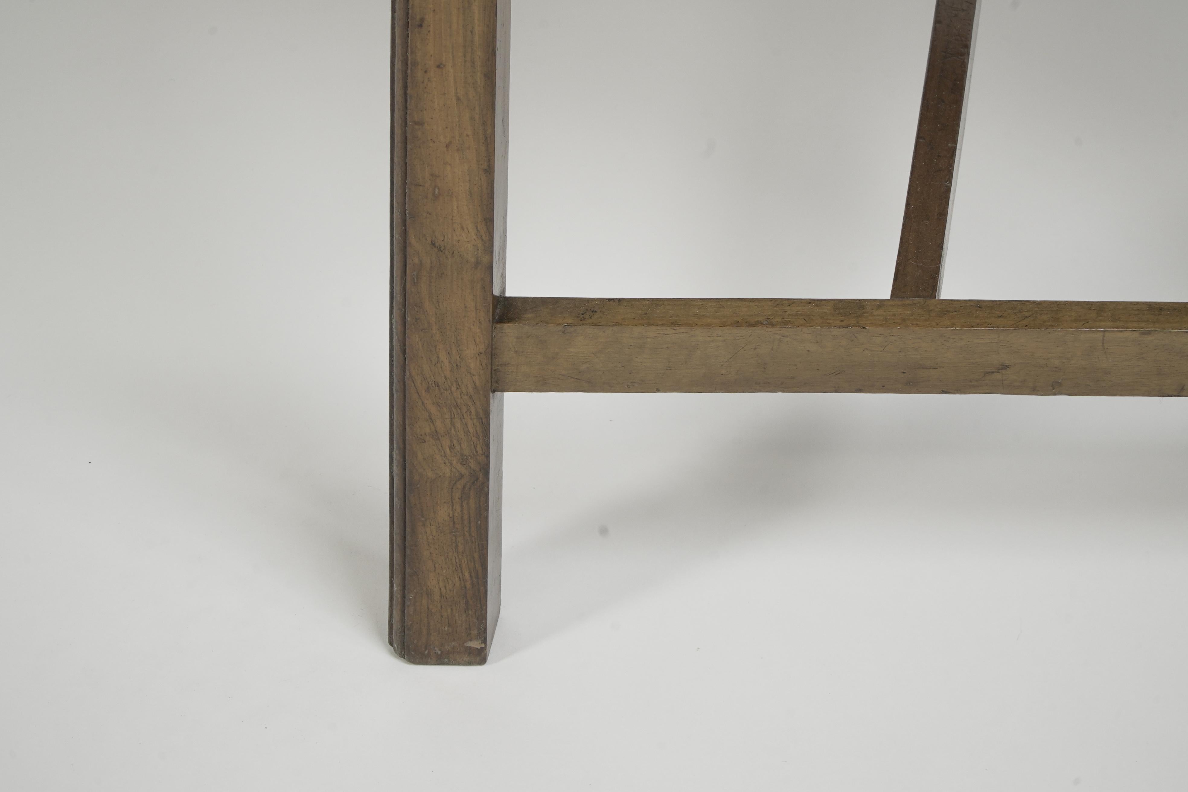 Heals attr, Ein Schreibtischstuhl oder Sessel aus Nussbaumholz mit abgerundeter Platte und Leiterrückenlehne. im Angebot 7