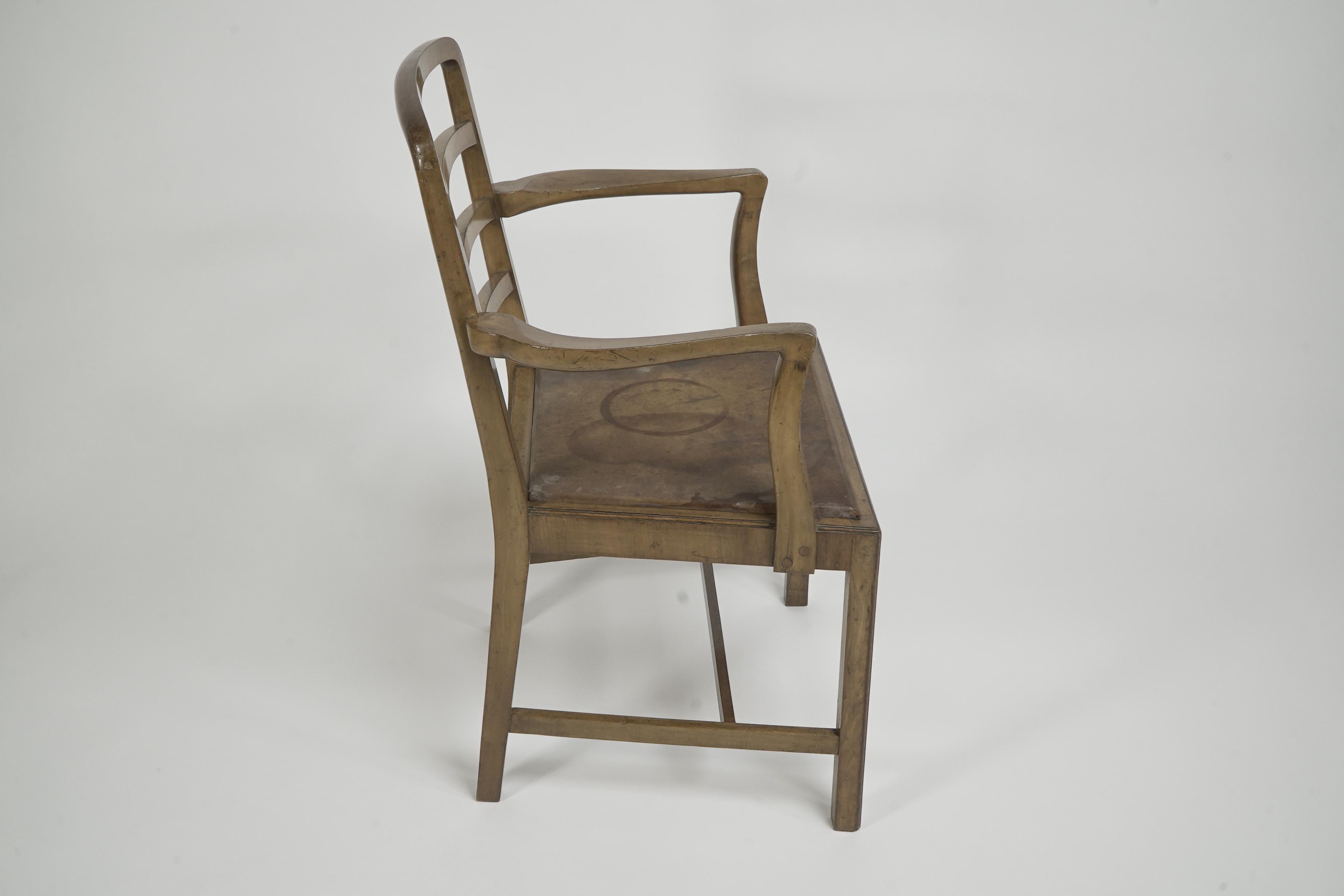 Heals attr, Ein Schreibtischstuhl oder Sessel aus Nussbaumholz mit abgerundeter Platte und Leiterrückenlehne. (Arts and Crafts) im Angebot