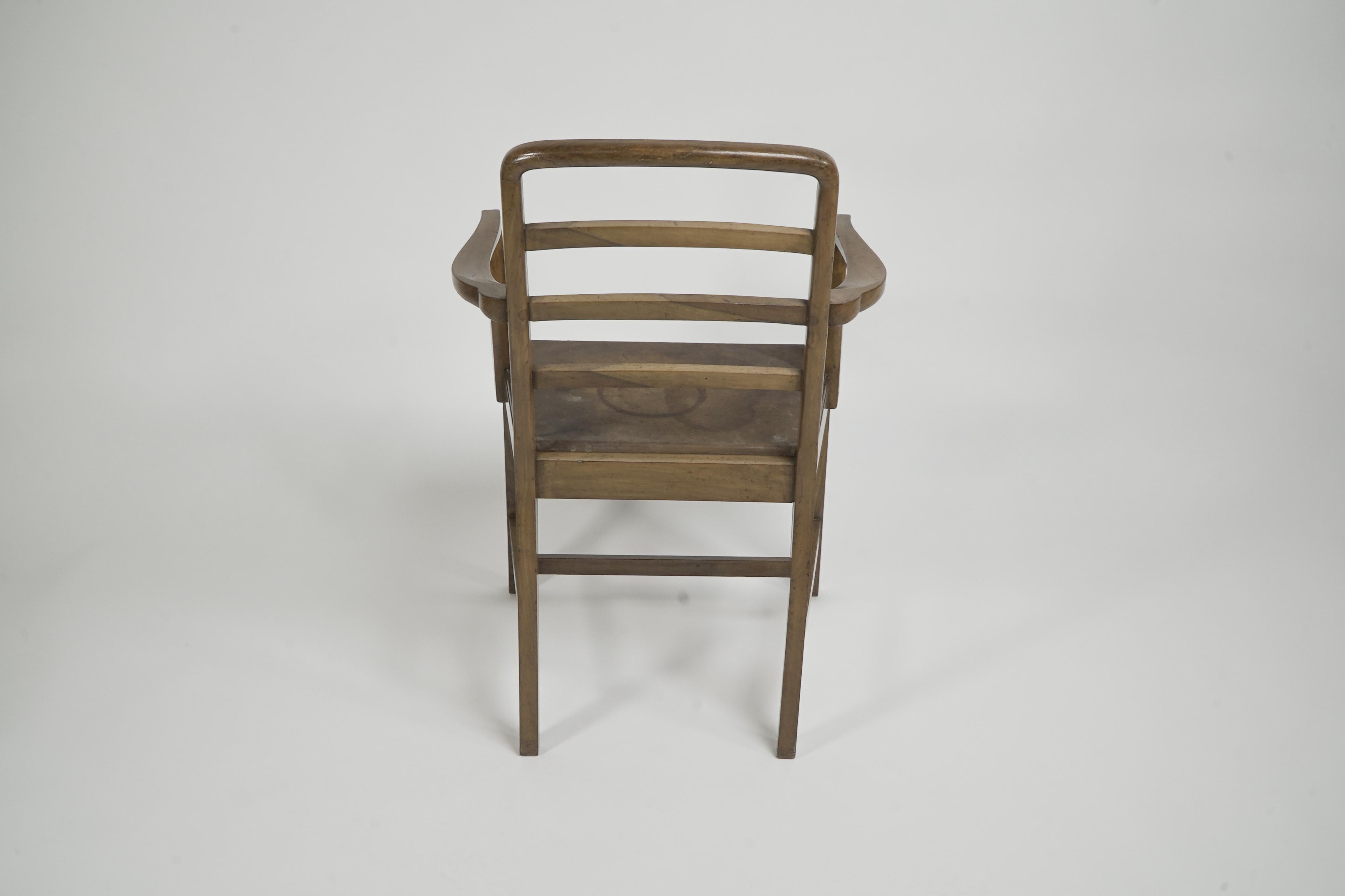 Heals attr, Ein Schreibtischstuhl oder Sessel aus Nussbaumholz mit abgerundeter Platte und Leiterrückenlehne. (Englisch) im Angebot