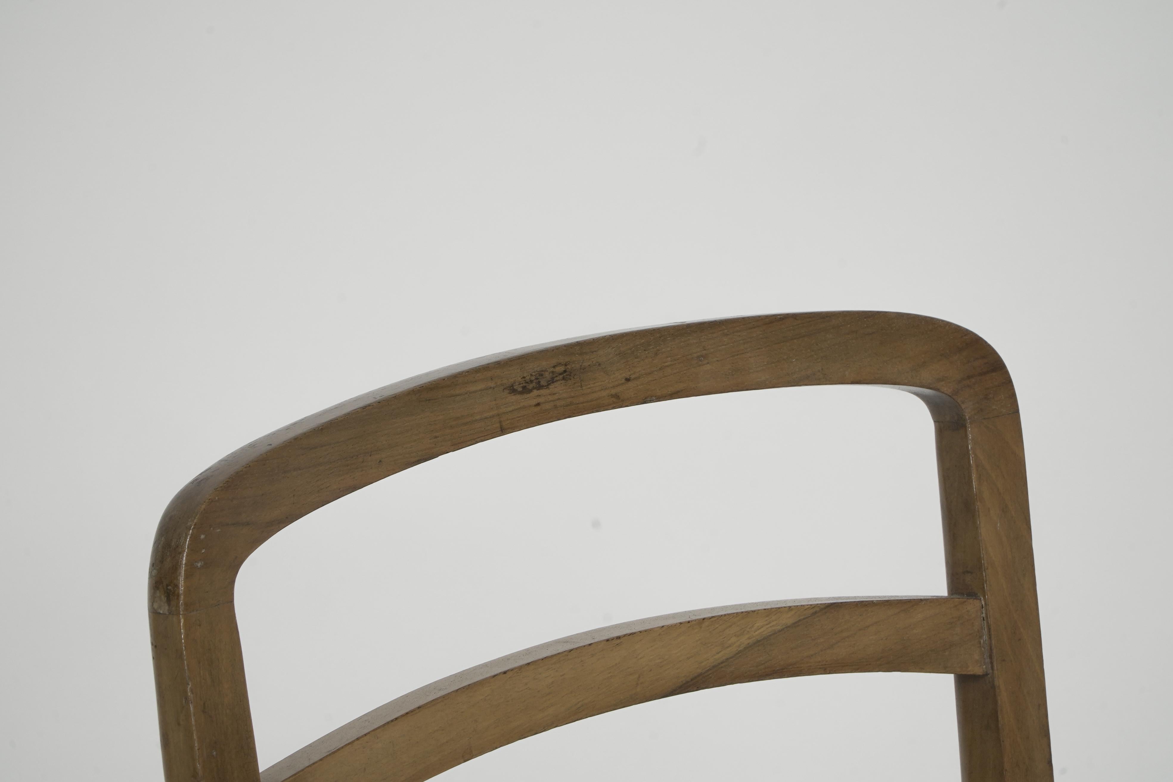 Heals attr, Ein Schreibtischstuhl oder Sessel aus Nussbaumholz mit abgerundeter Platte und Leiterrückenlehne. (Frühes 20. Jahrhundert) im Angebot