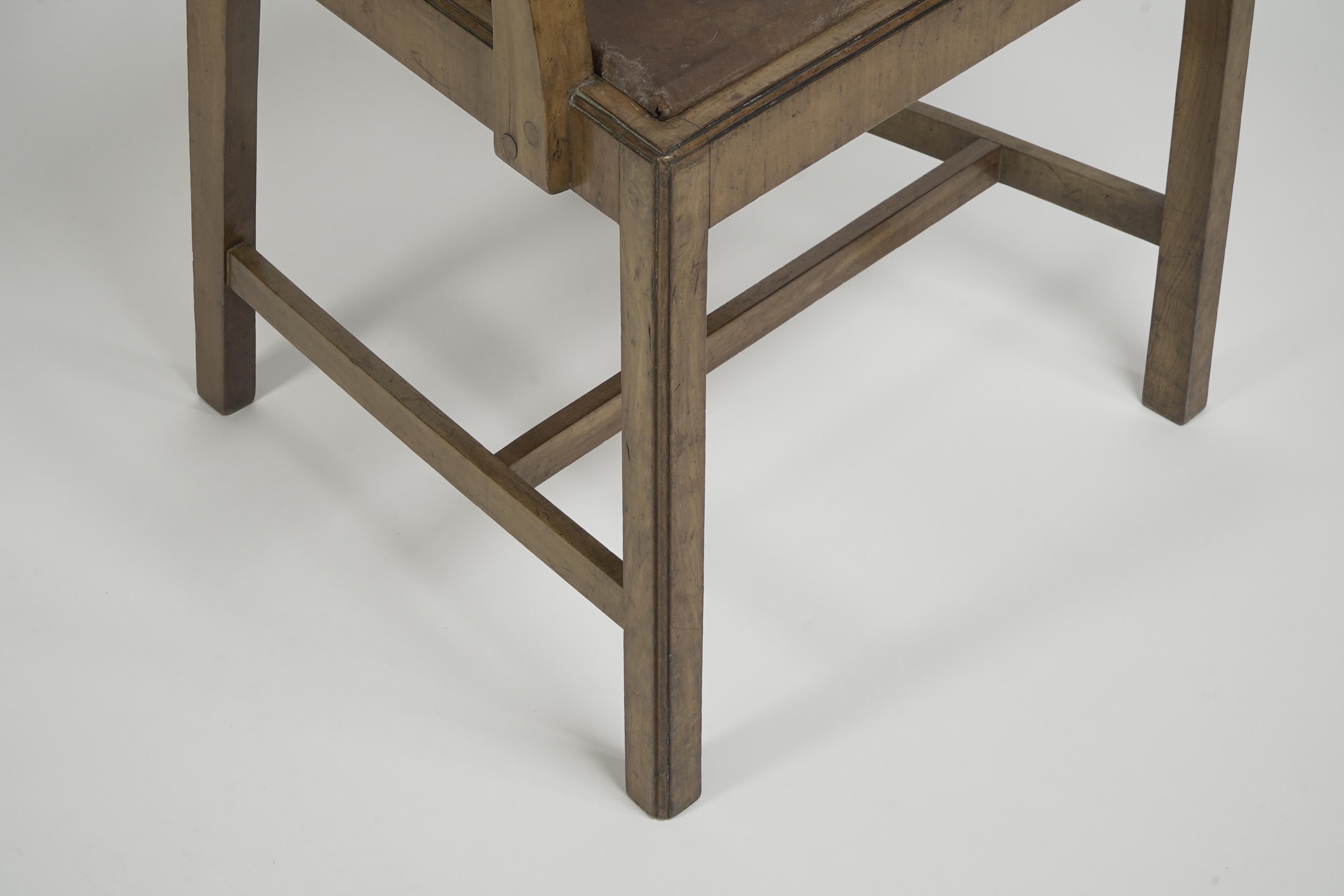 Heals attr, Ein Schreibtischstuhl oder Sessel aus Nussbaumholz mit abgerundeter Platte und Leiterrückenlehne. im Angebot 4
