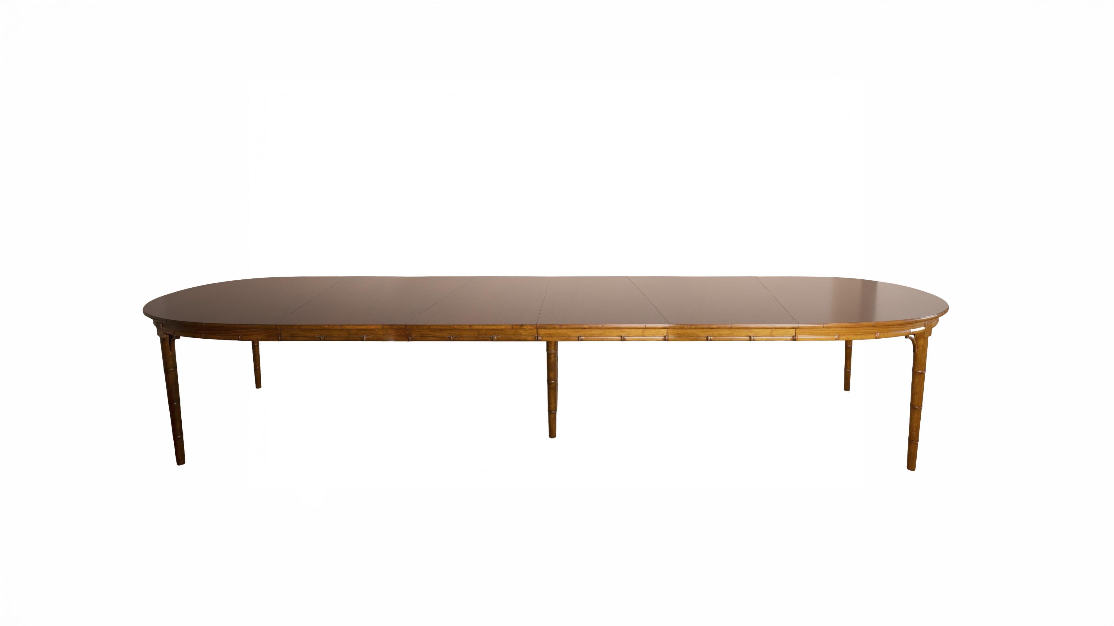 A Walnut Oval Dining Table in the English Regency Style c. 1940 In Good Condition For Sale In New York, NY