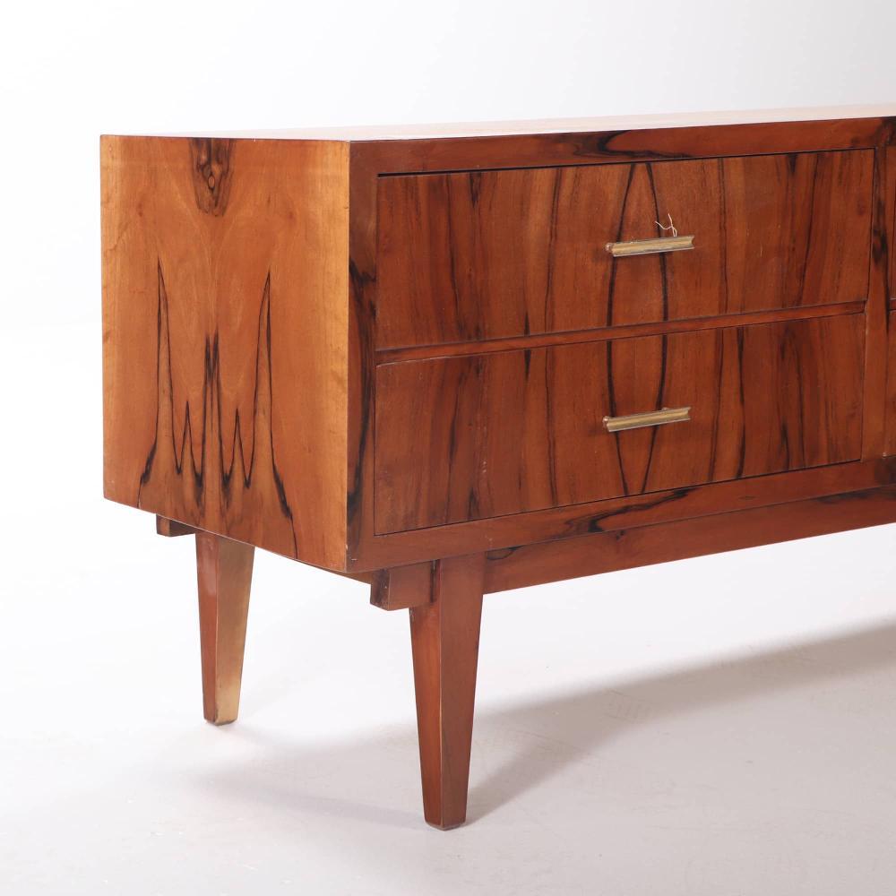 Mid-Century Modern Commode à six tiroirs circa 1960 avec un grain de bois exotique ressemblant à un tigre en vente