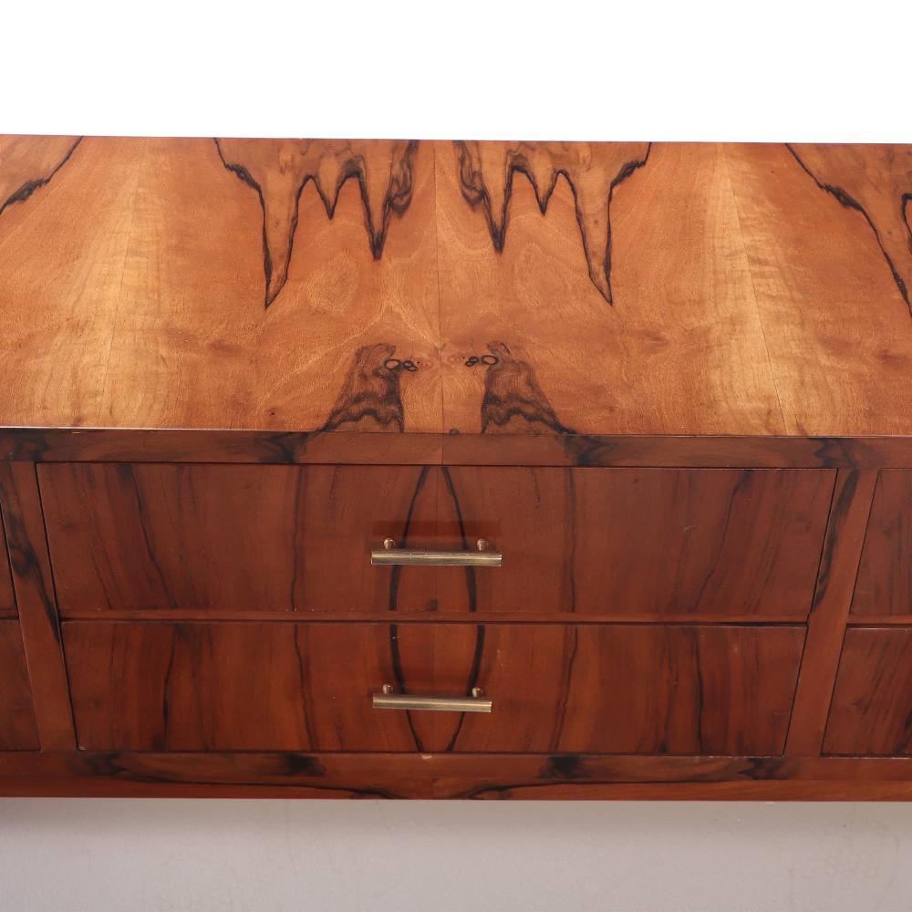 Milieu du XXe siècle Commode à six tiroirs circa 1960 avec un grain de bois exotique ressemblant à un tigre en vente