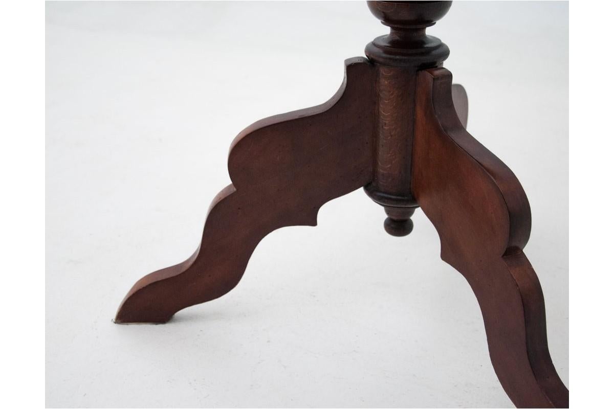 A stylish thread table from the second half of the 19th century.

A small piece of furniture, a bit forgotten today, but once a must-have for a housewife for needlework. The table has a hinged storage compartment. The whole is supported on a turned