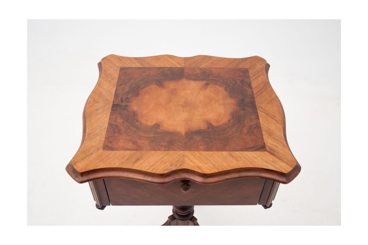 Walnut A walnut thread table, from around 1870. For Sale