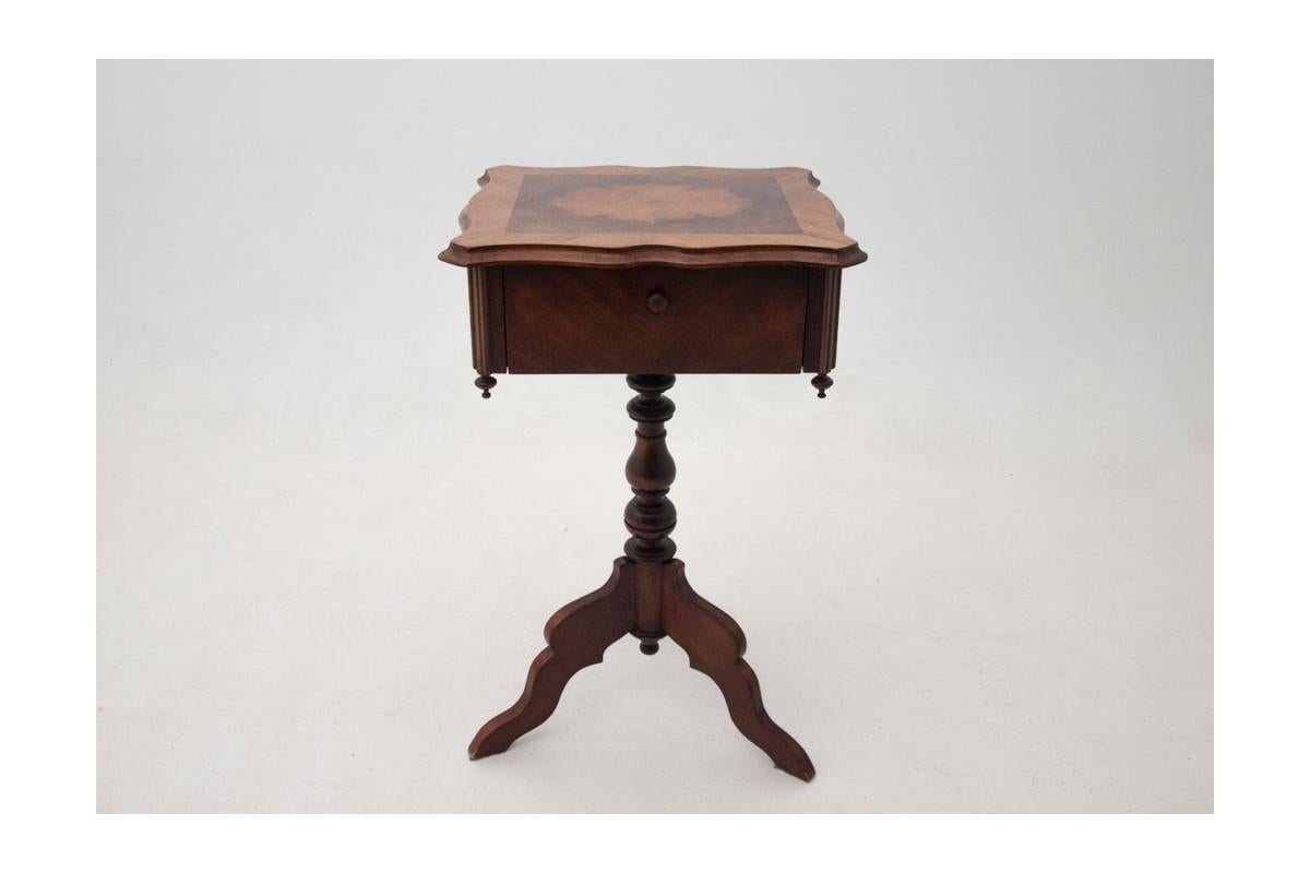 A walnut thread table, from around 1870. For Sale 1