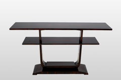 Una console impiallacciata in noce