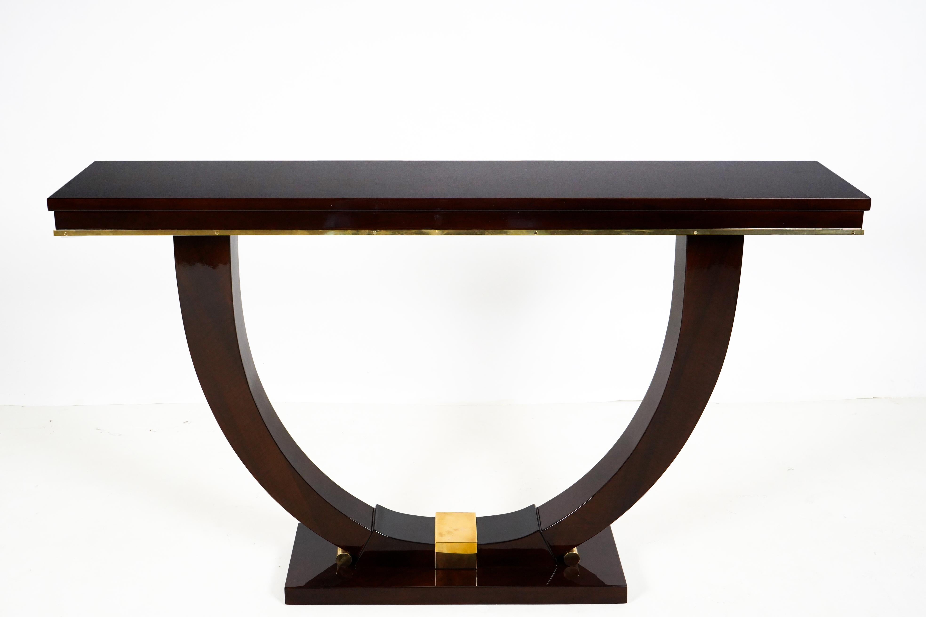 Diese klassische Art-Déco-Konsole ist ein zeitgenössisches Stück, das auf einem alten französischen Art-Déco-Design basiert. Ungarische Möbelhersteller beherrschten die Kunst der Herstellung von furnierten Möbeln bereits in der Biedermeierzeit