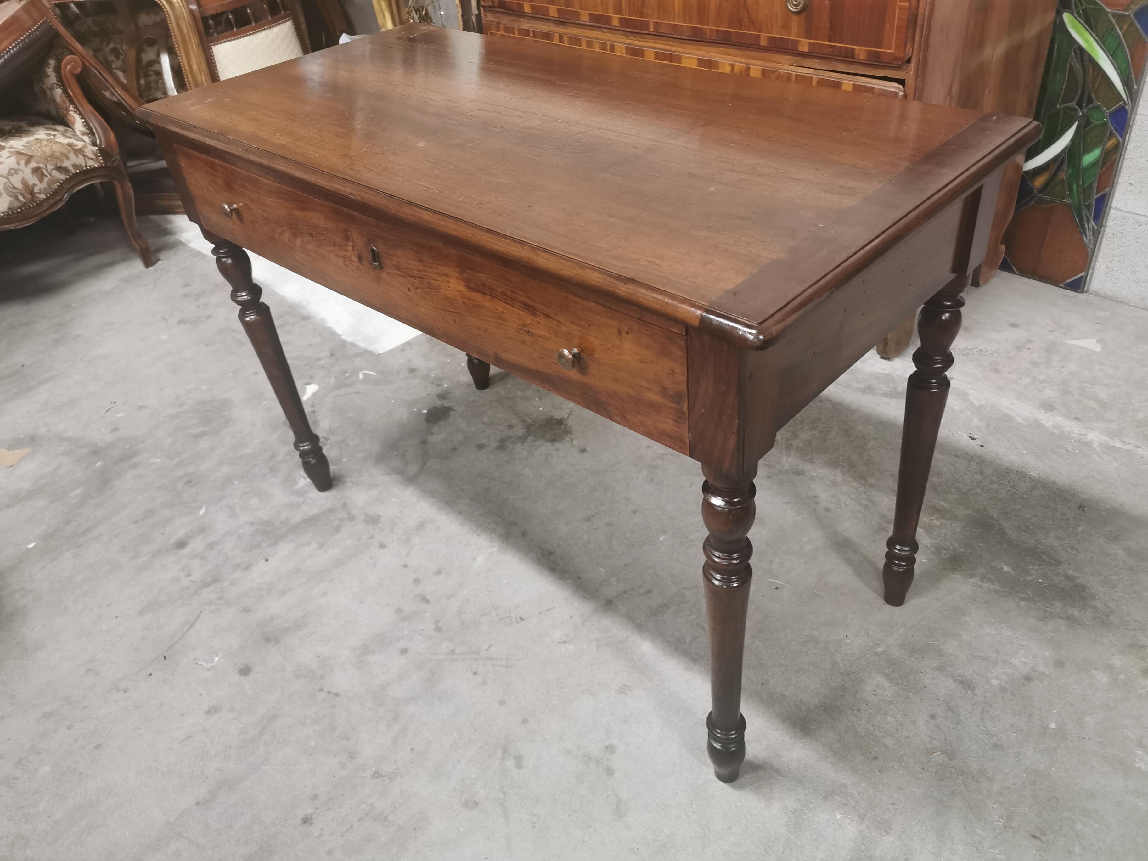 Louis XVI Walnut Writing Table from the Piedmont Region, C 1810 In Good Condition In Torino, IT