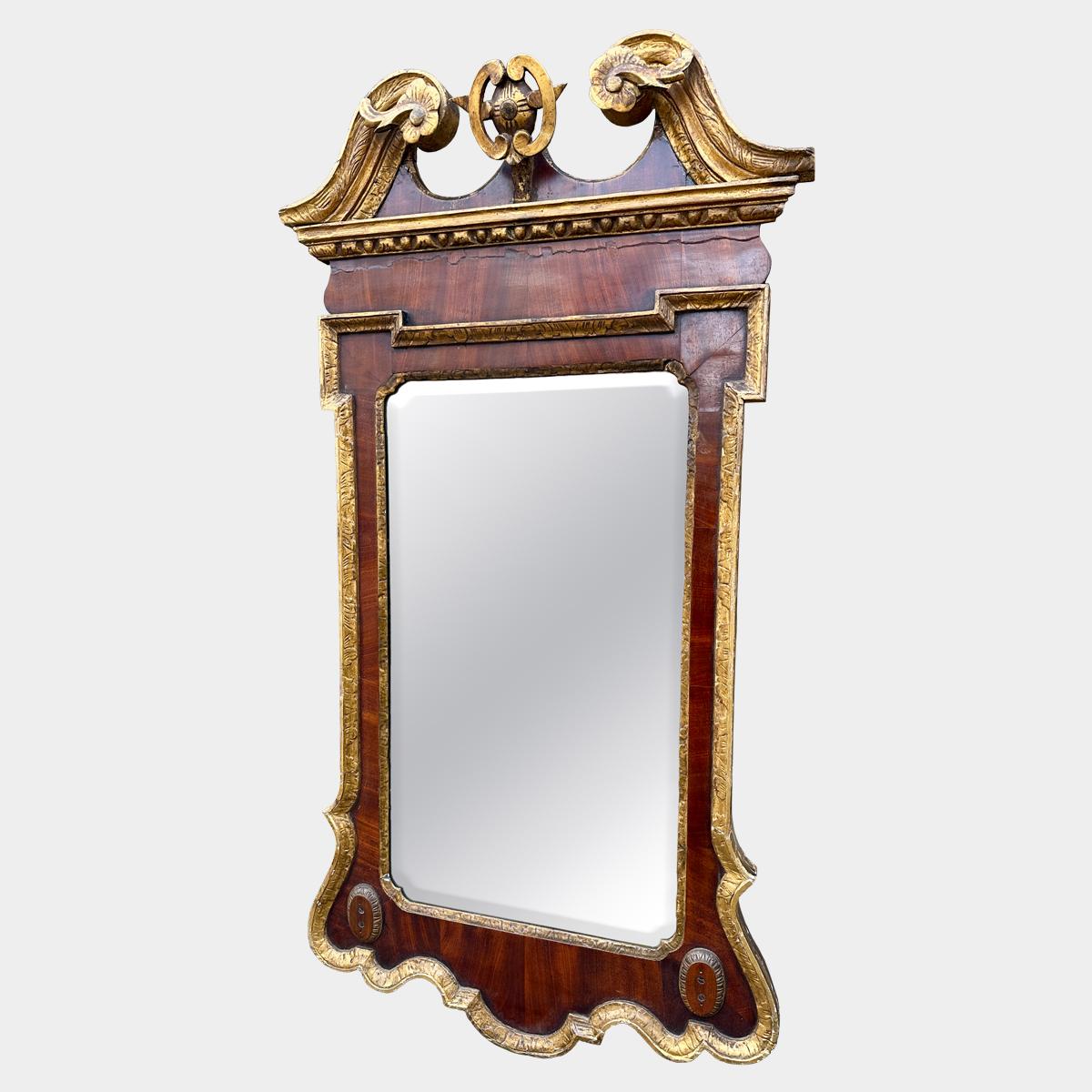Noyer Miroir d'embarcadère George II en wanut et bois doré en vente