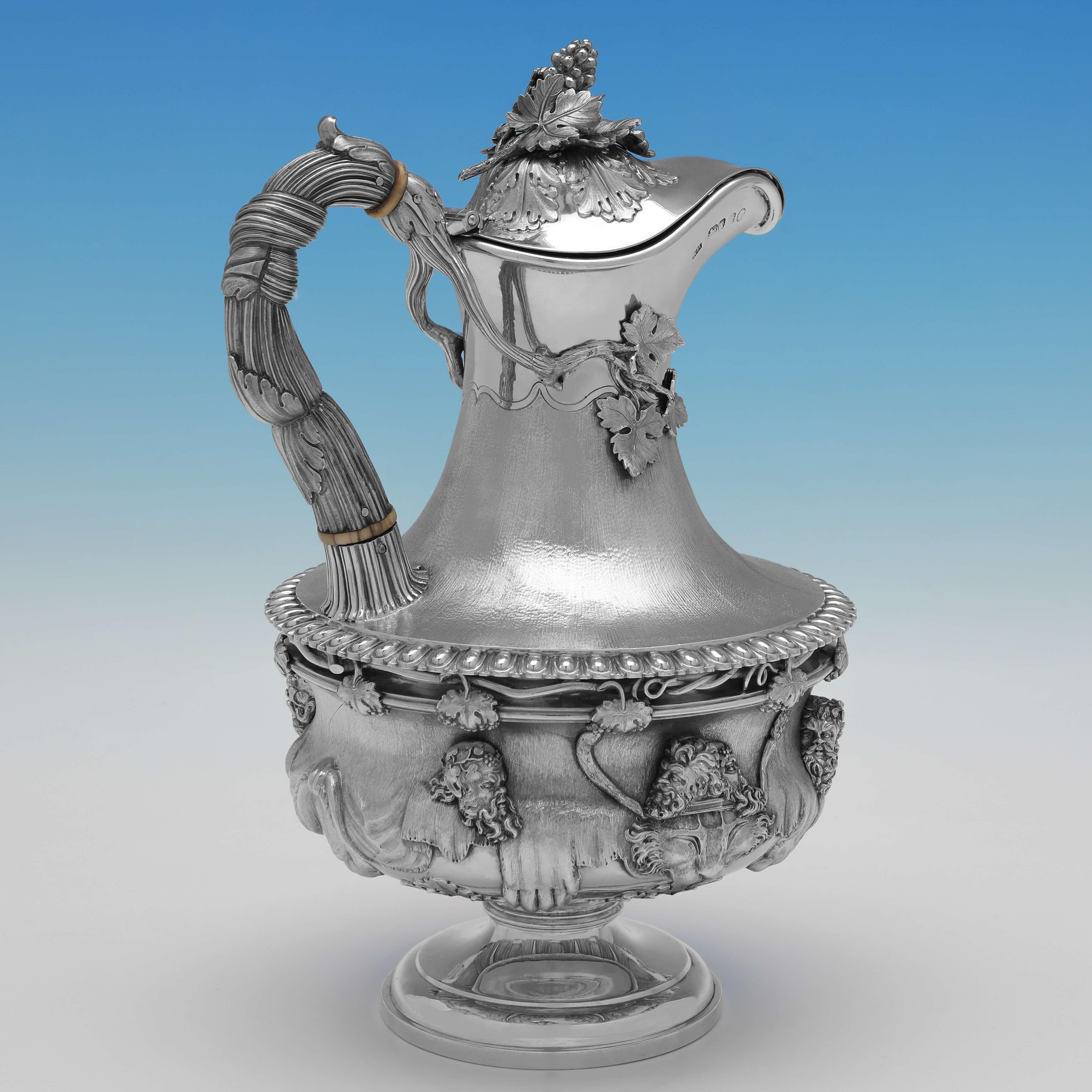Poinçonnée à Londres en 1853 par Robert Hennell III, cette étonnante cruche victorienne ancienne en argent sterling est un exemple très rare modelé dans le style du célèbre vase Warwick. 

La cruche mesure 28,5 cm de haut, 19 cm de large, 16,5 cm de