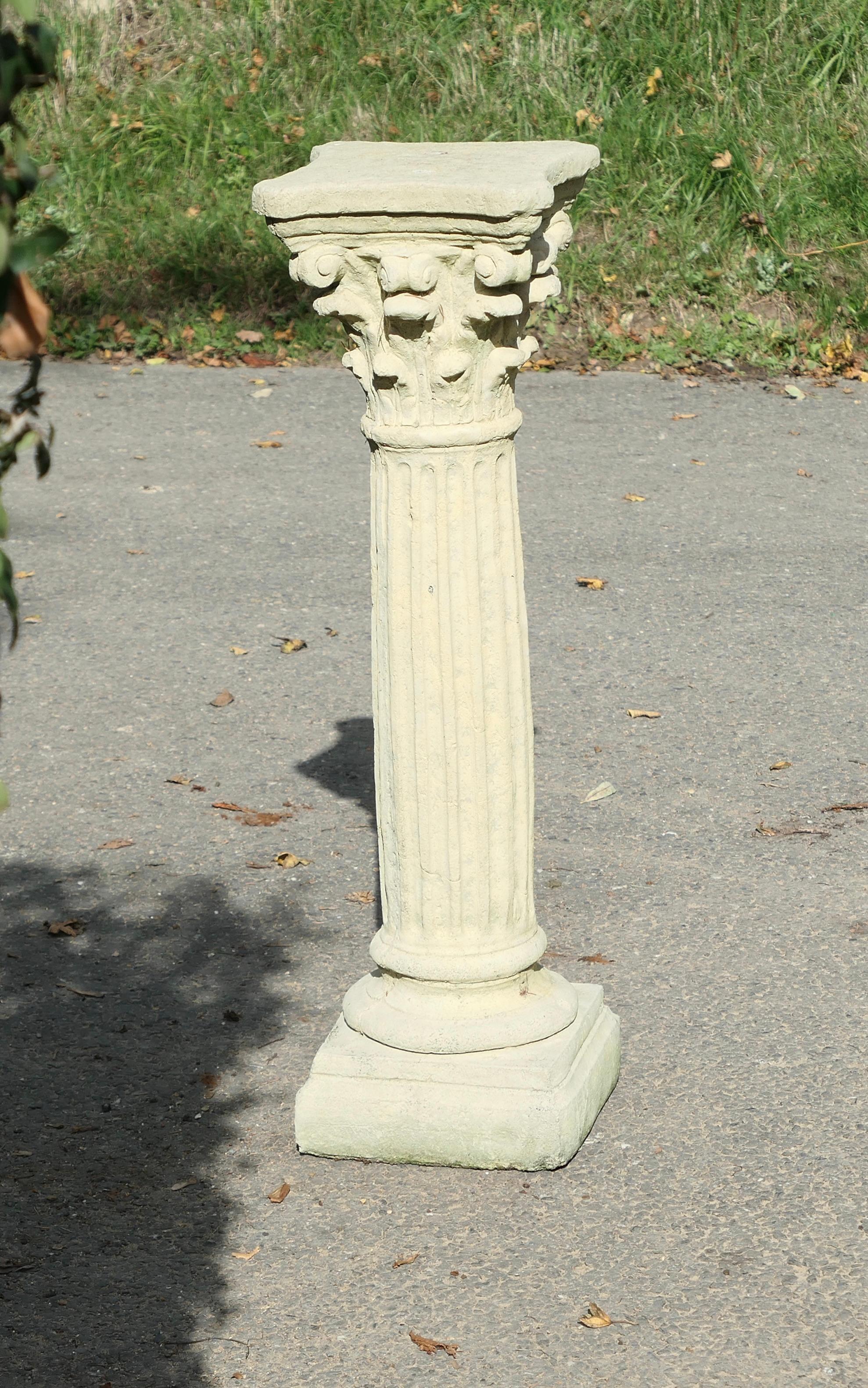 Ein klassischer korinthischer Säulensockel aus verwittertem Gussstein 
Ein hervorragender kannelierter klassischer Säulensockel, der Sockel ist aus Gussstein und hat eine verwitterte Oberfläche
Die Säule ist 36
